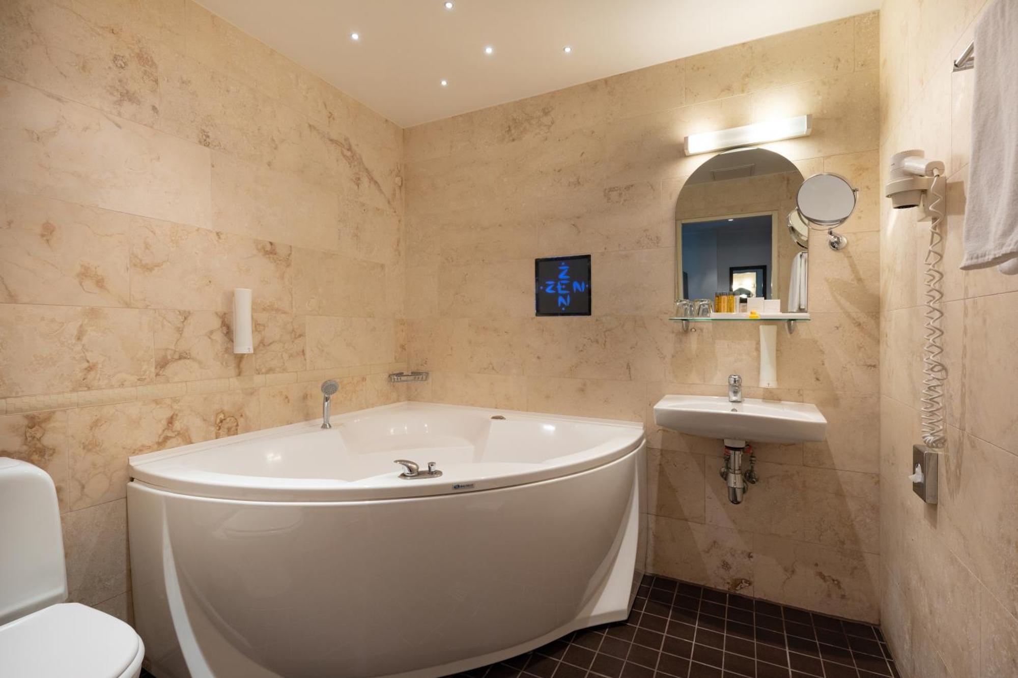 Family Room,1674697326:JPEG