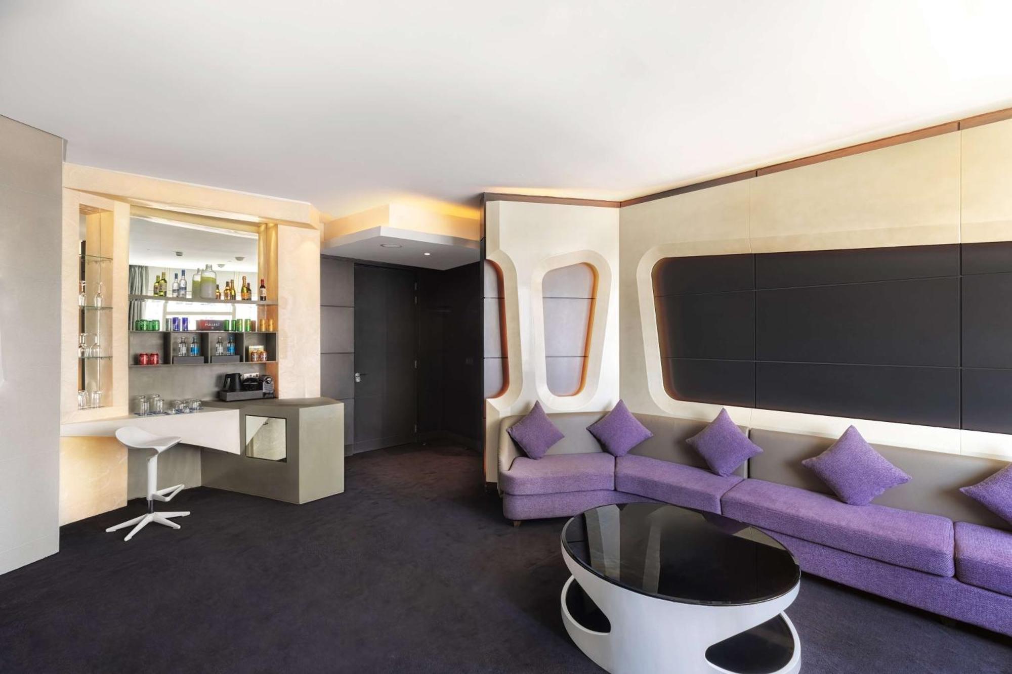 Round Bed V Suite