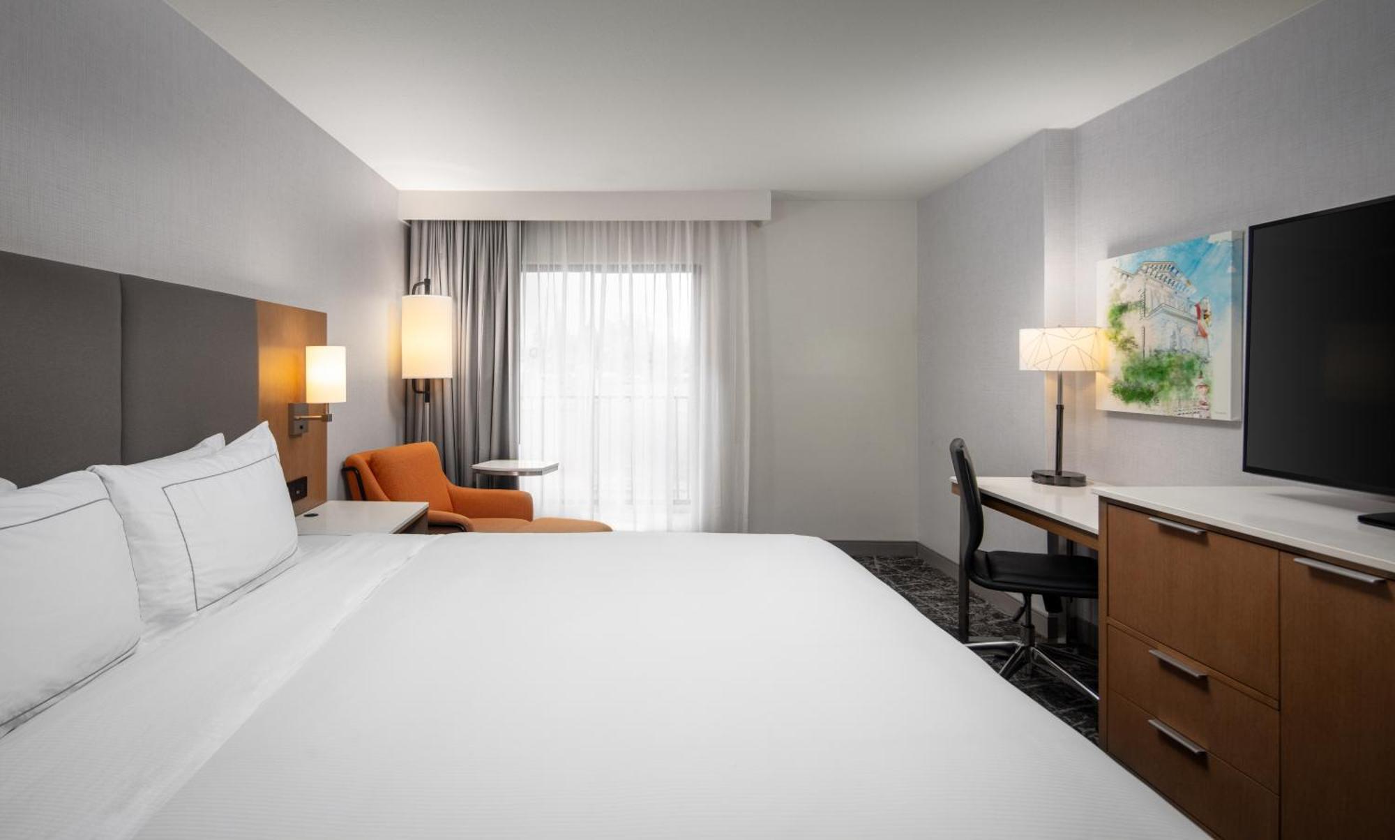 King Room with Roll-In Shower - Mobility Access/Non-Smoking,1548837019:JPEG
