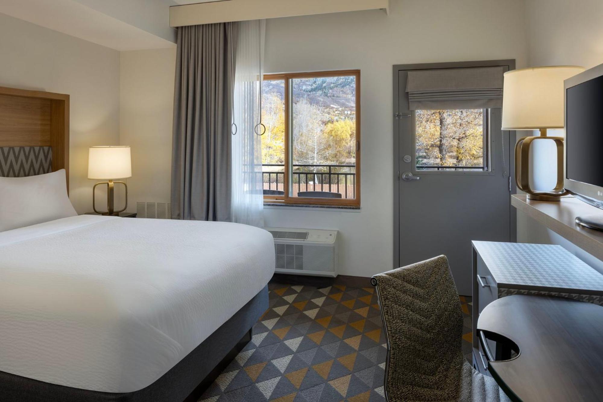 Standard King Room with Mountain View