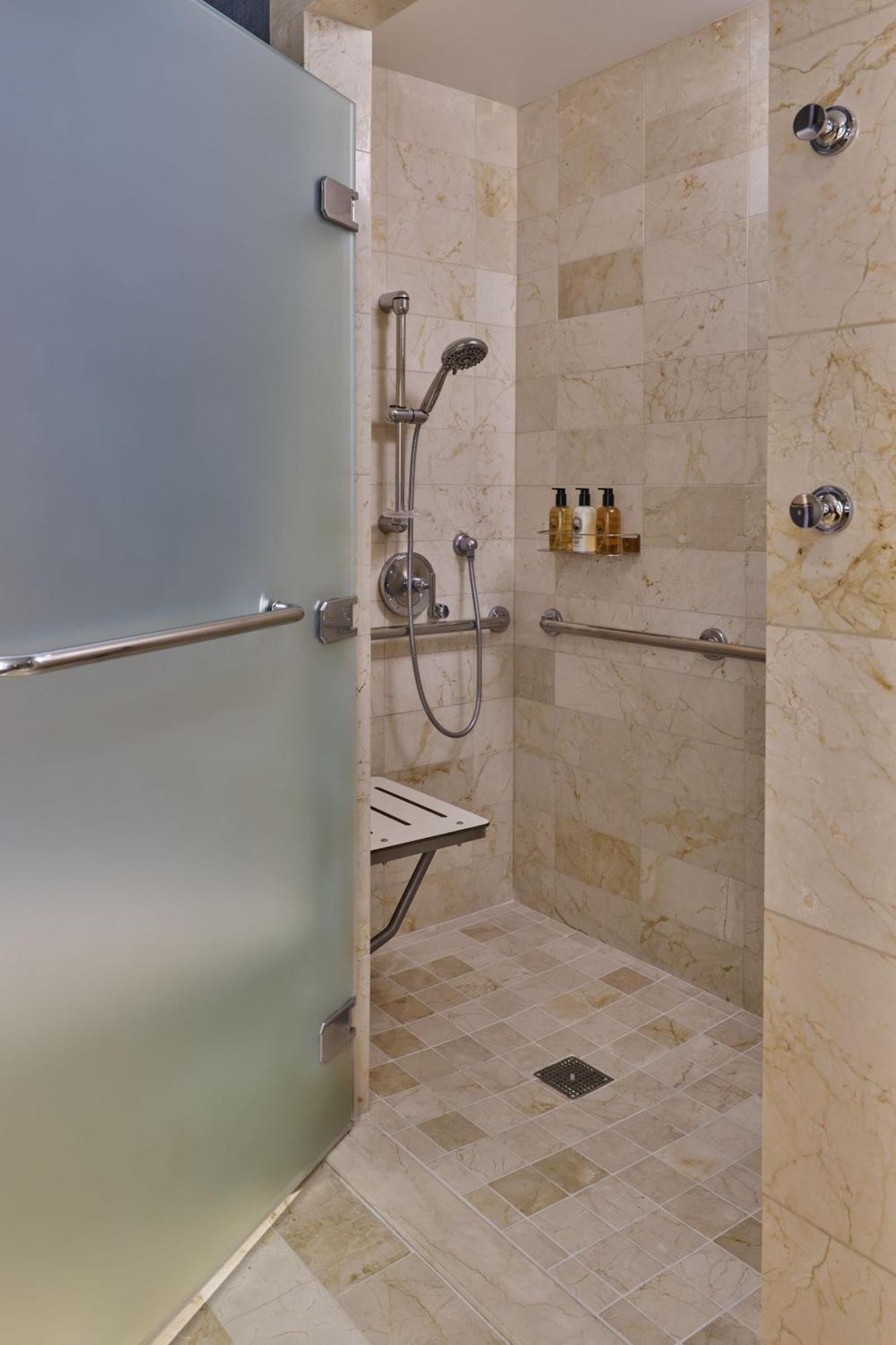 Club King Room,1530311875:JPEG