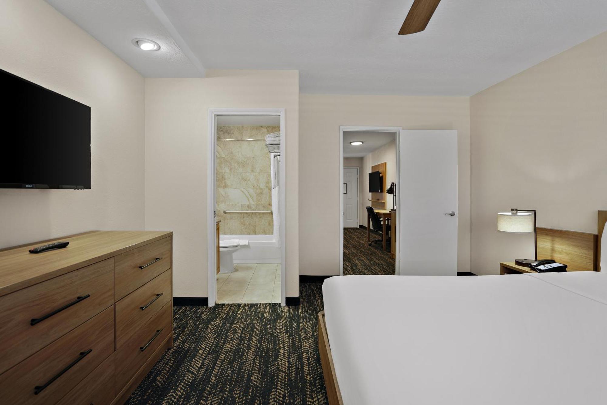 One Bedroom  King Suite - Non-Smoking,1530841174:JPEG