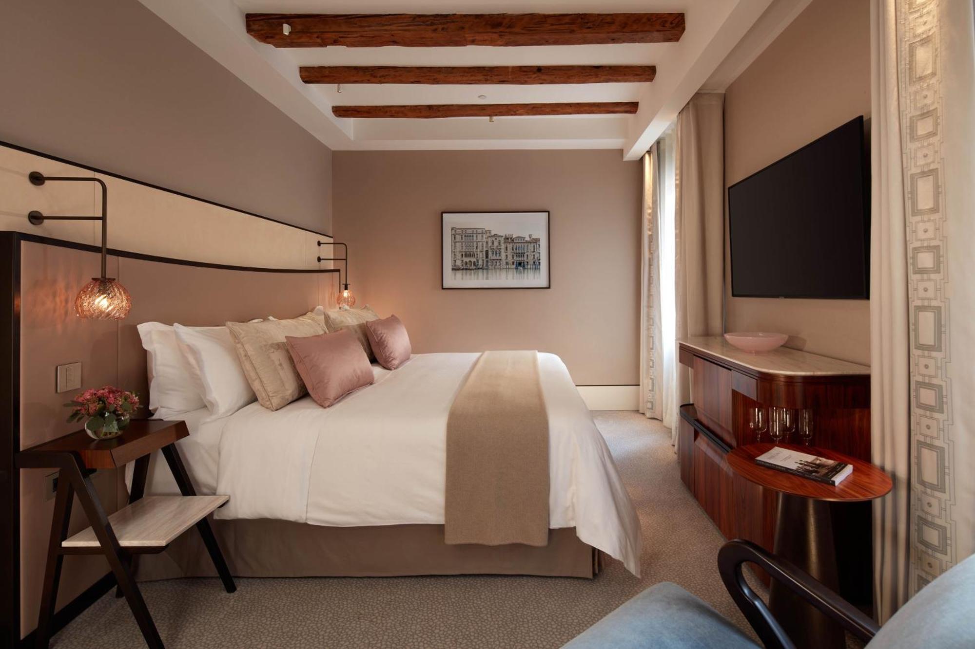 Deluxe King Room,1536257044:JPEG