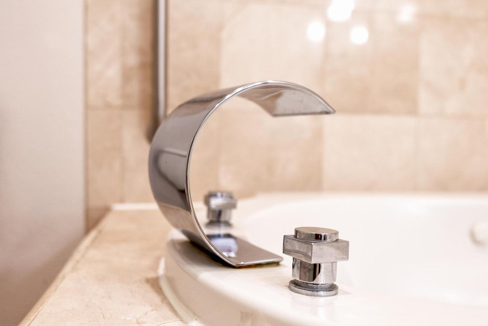 Suite with Hot Tub,1540436917:JPEG