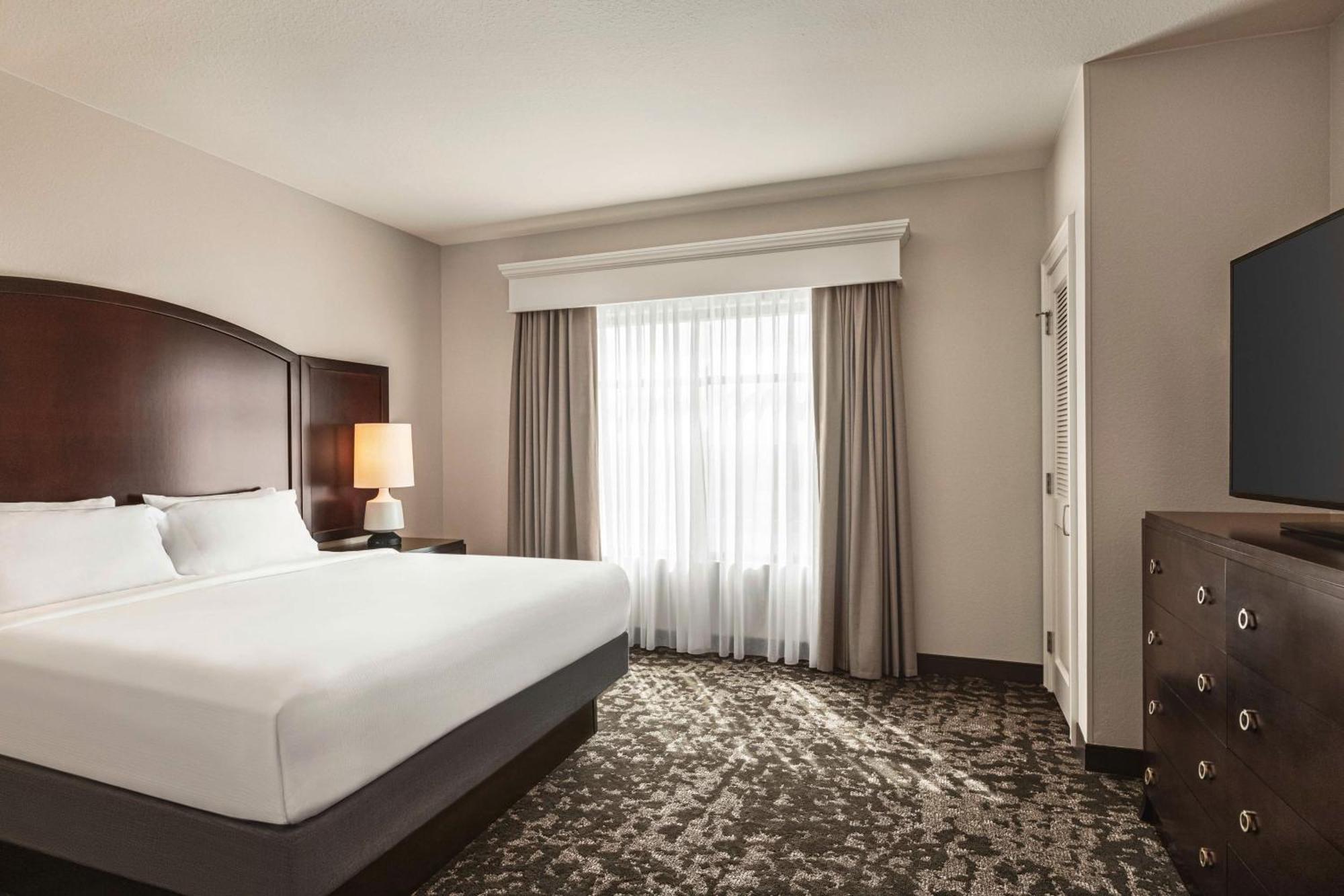 Deluxe King Suite - Non-Smoking,1541801890:JPEG