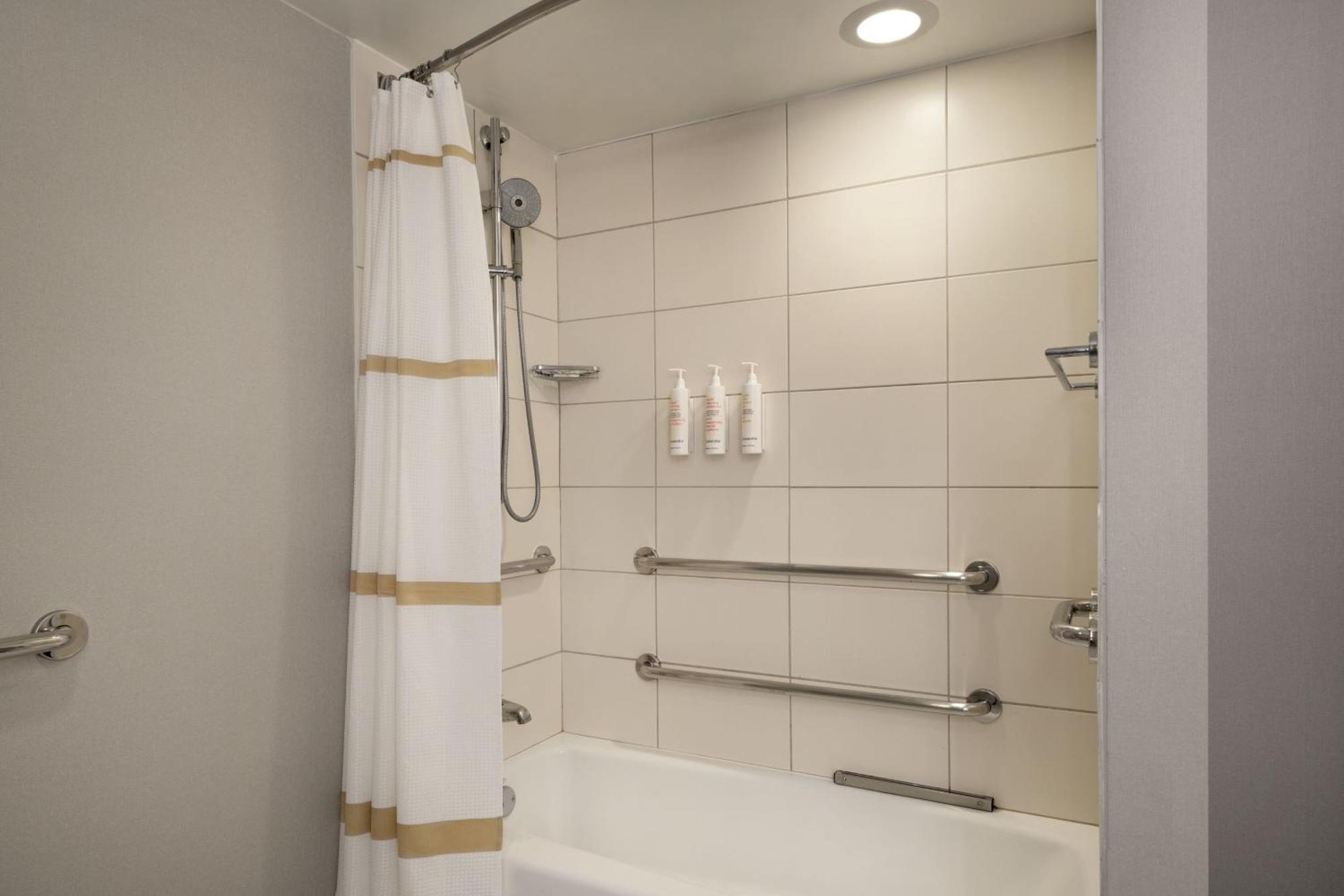 Guest Room, 2 Queen Beds with View,1542811687:JPEG