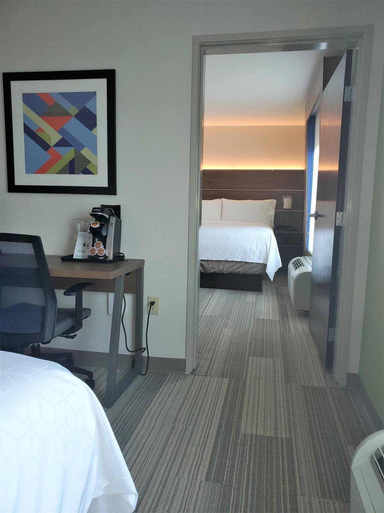 Two-Bedroom Suite One King Two Queen Beds,1275507475:JPEG