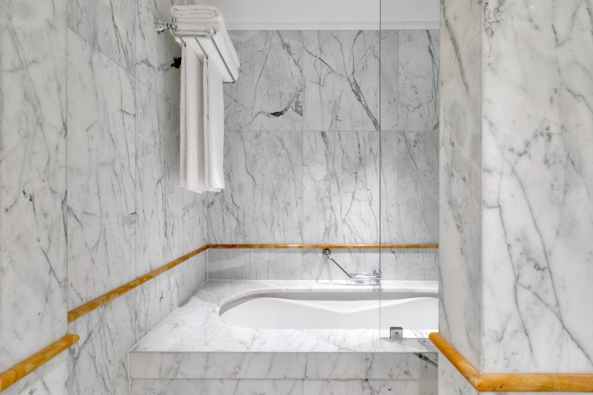 Deluxe Suite 1 Bedroom Suite, 1 King, Courtyard view,1543495936:JPEG