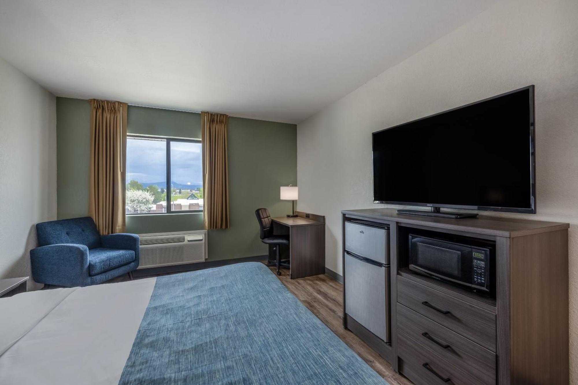 Queen Room with Roll-In Shower - Mobility/Hearing Accessible - Non-Smoking