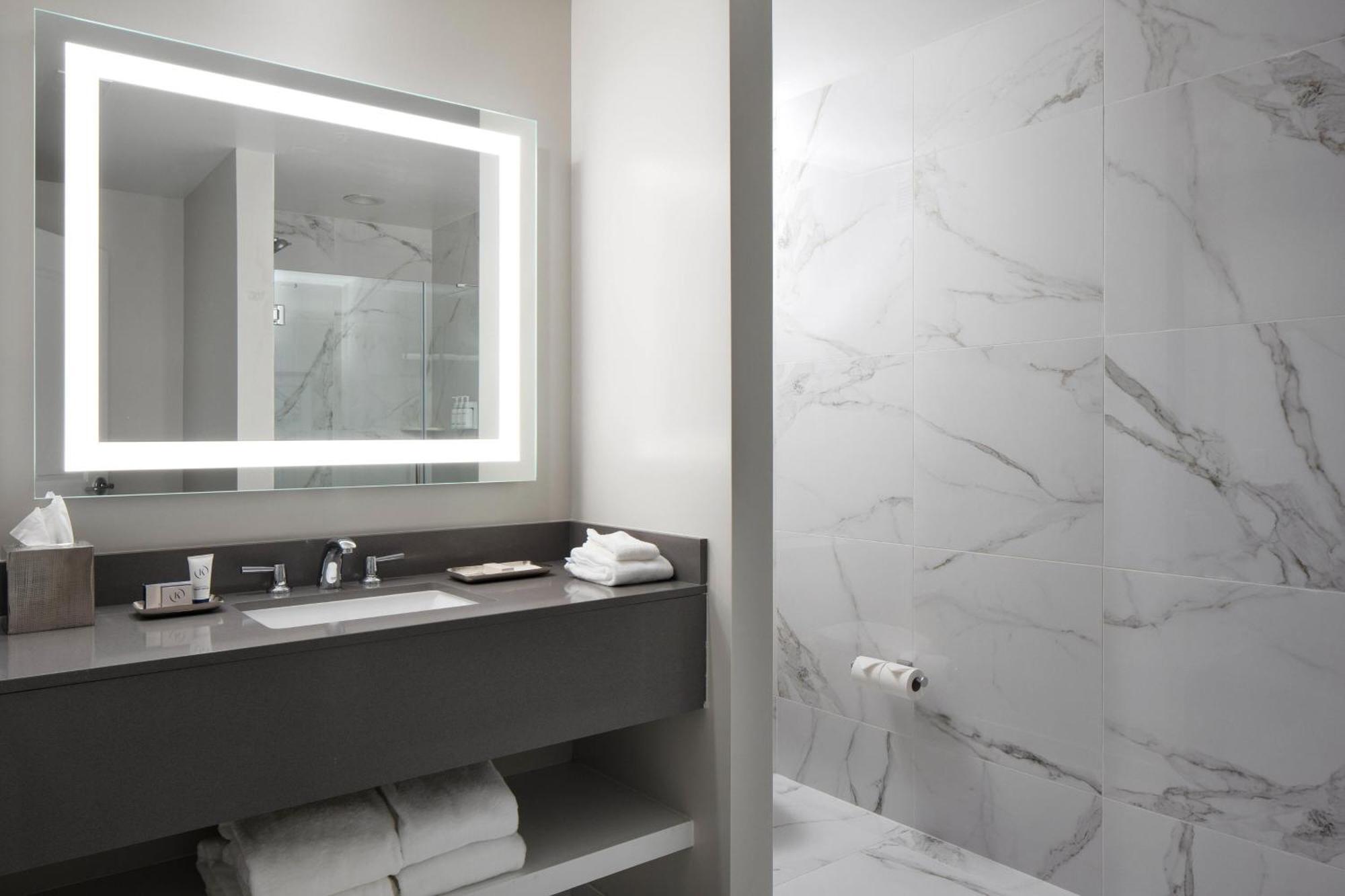 Bay View, Guest room, 1 King,1547857303:JPEG