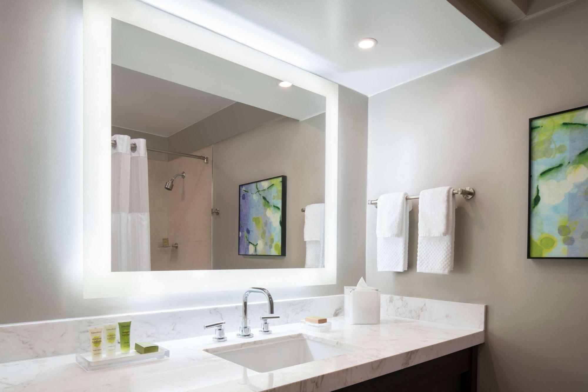 Corner King Suite with Ocean View - High Floor,1584416243:JPEG