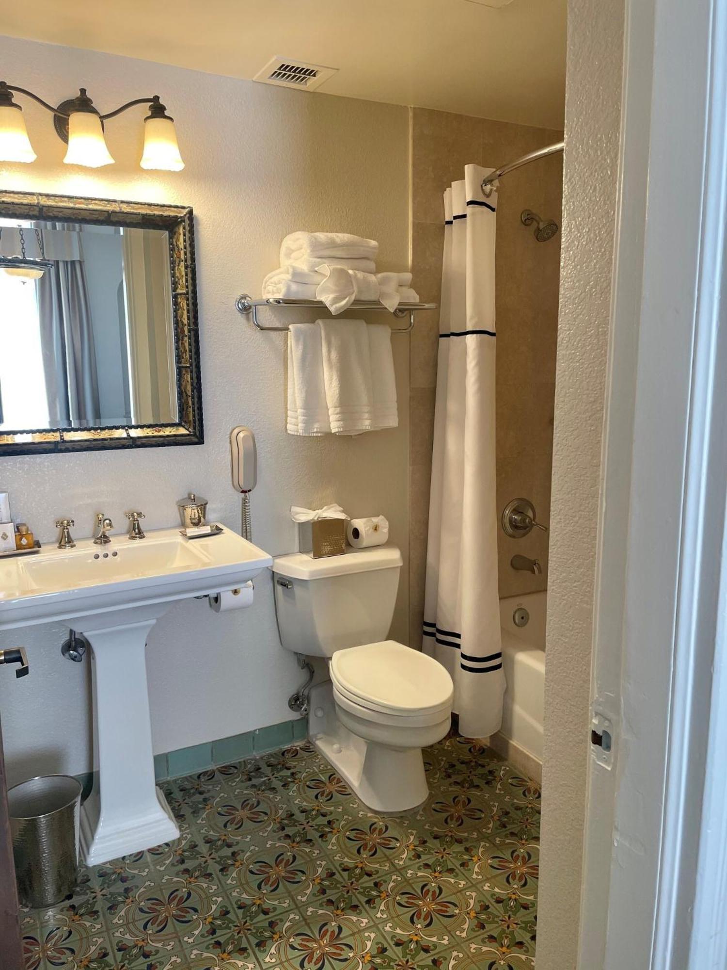 Raincross Queen Room,1548077311:JPEG