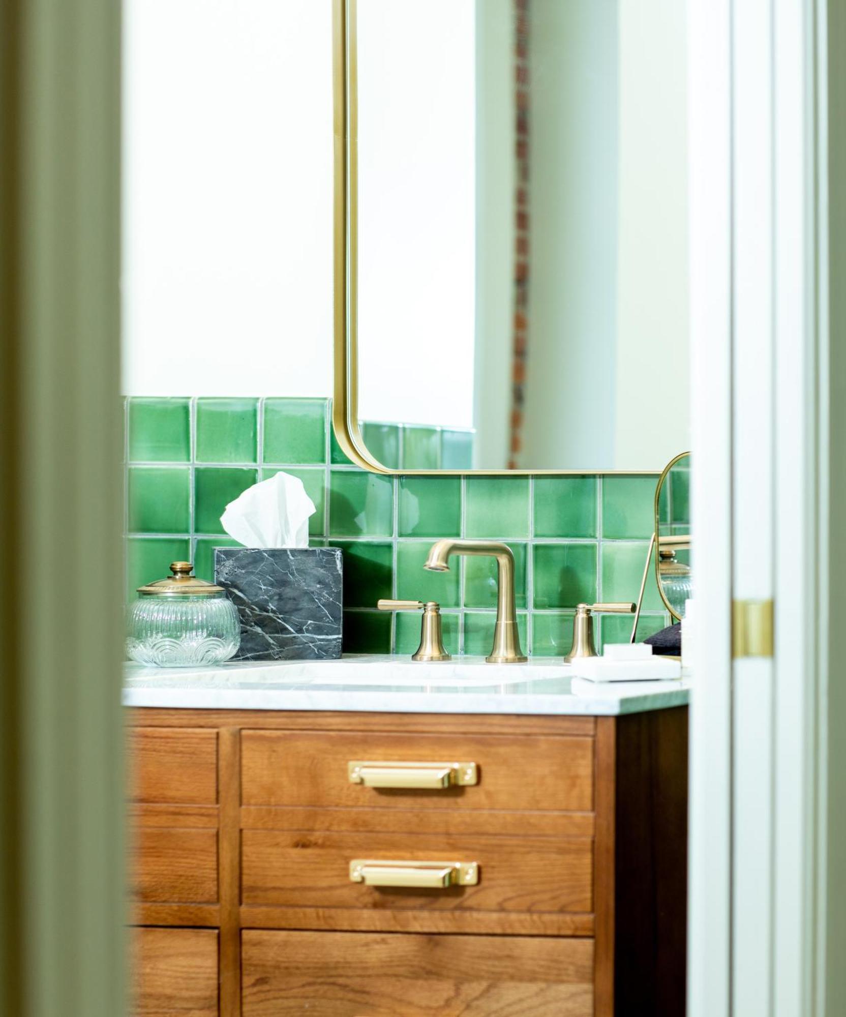 Remedy King Suite,1551078175:JPEG