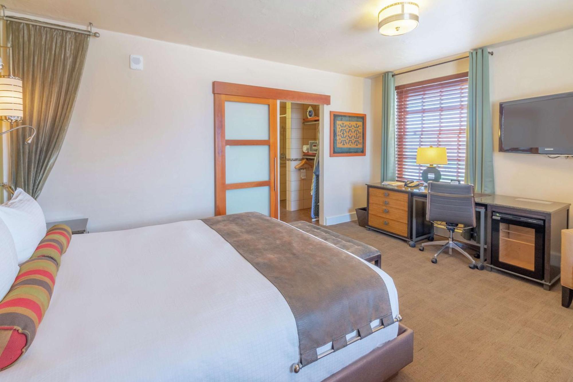 Deluxe King Room with Roll-In Shower - Mobility and Hearing Access