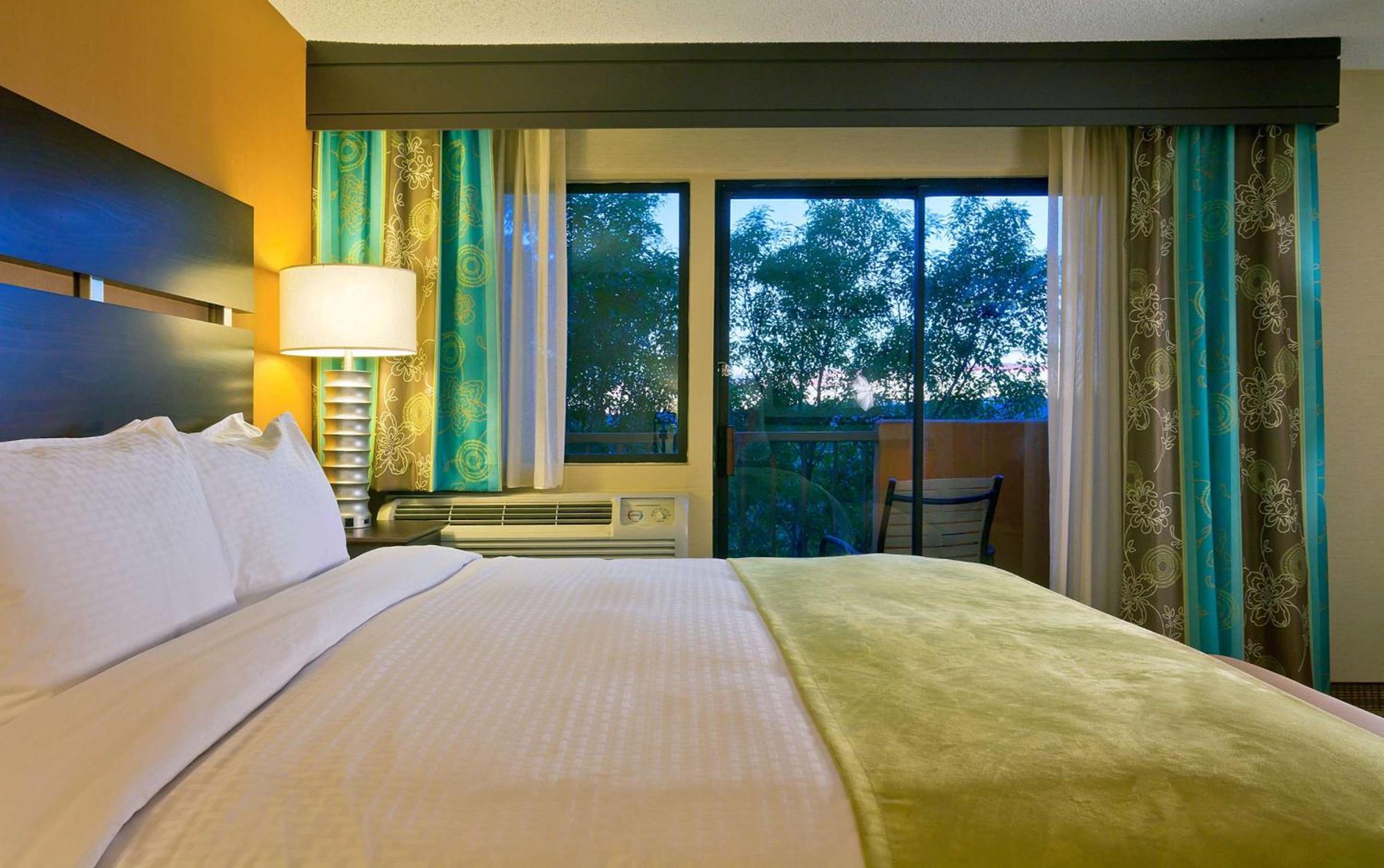 King Suite - Non-Smoking