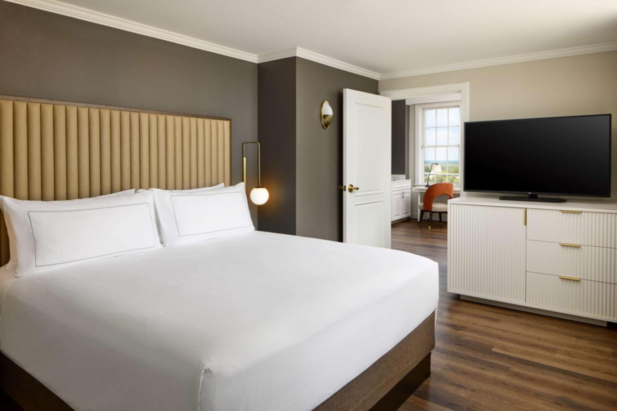 One-Bedroom King Suite with Lake View,1551453340:JPEG