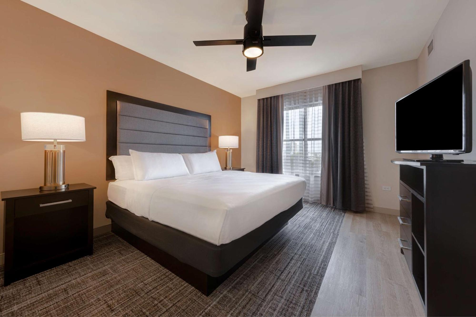 One-Bedroom King Suite - Non-Smoking