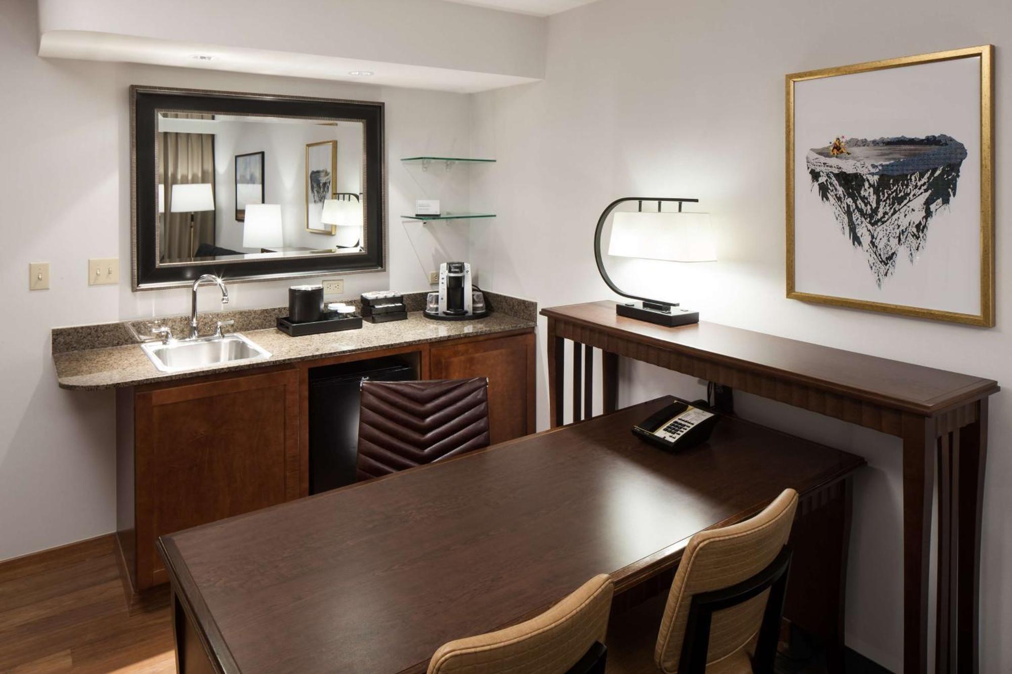 Premium Queen Suite with Mountain View
