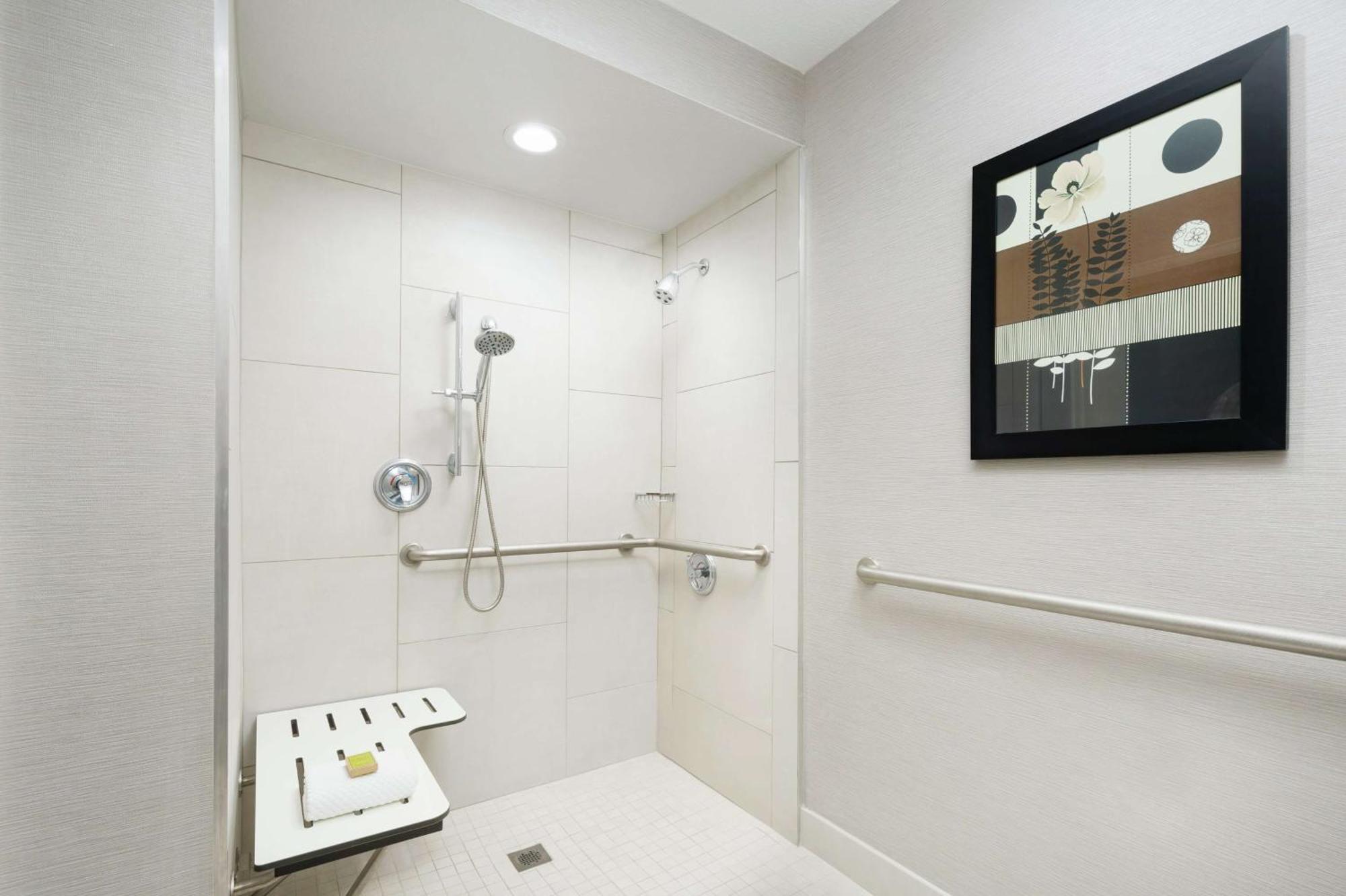 Queen Room with Two Queen Beds and Roll-In Shower - Mobility Access,1552164508:JPEG