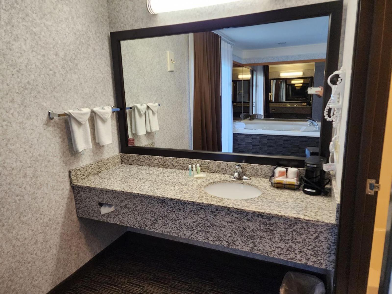 Queen Room with Two Queen Beds and No View - Non Smoking