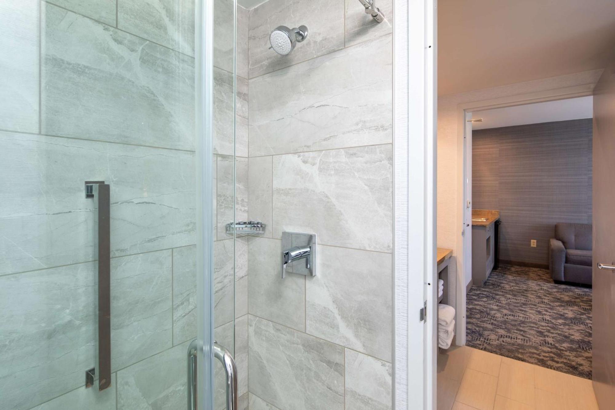 King Suite with Airport View,1557448798:JPEG