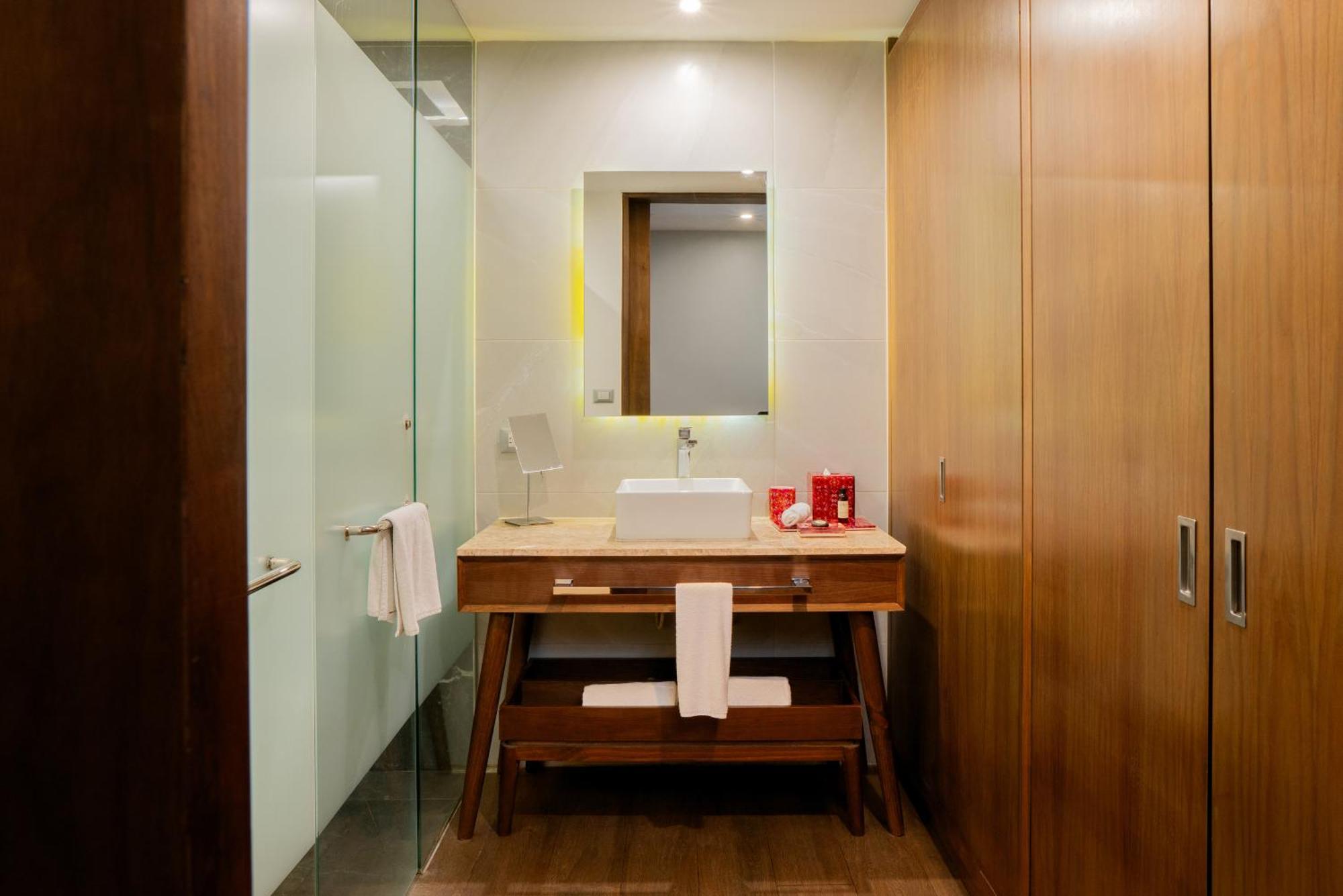 Deluxe Room with Tow Double Beds - Courtyard View