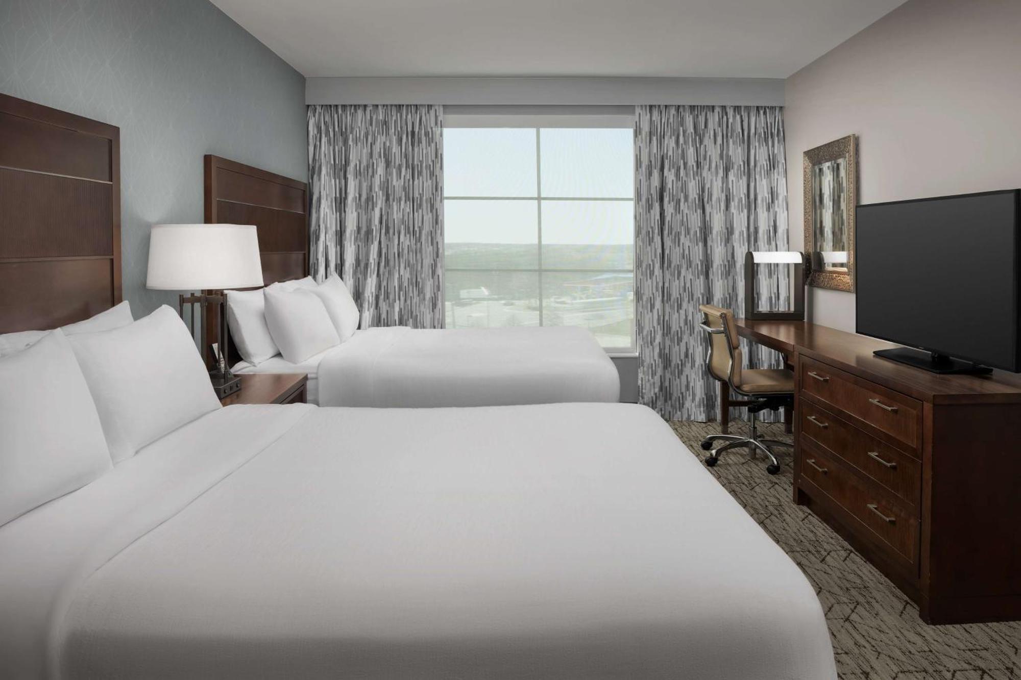One-Bedroom Queen Suite with Kitchen - Non-Smoking,1566998630:JPEG