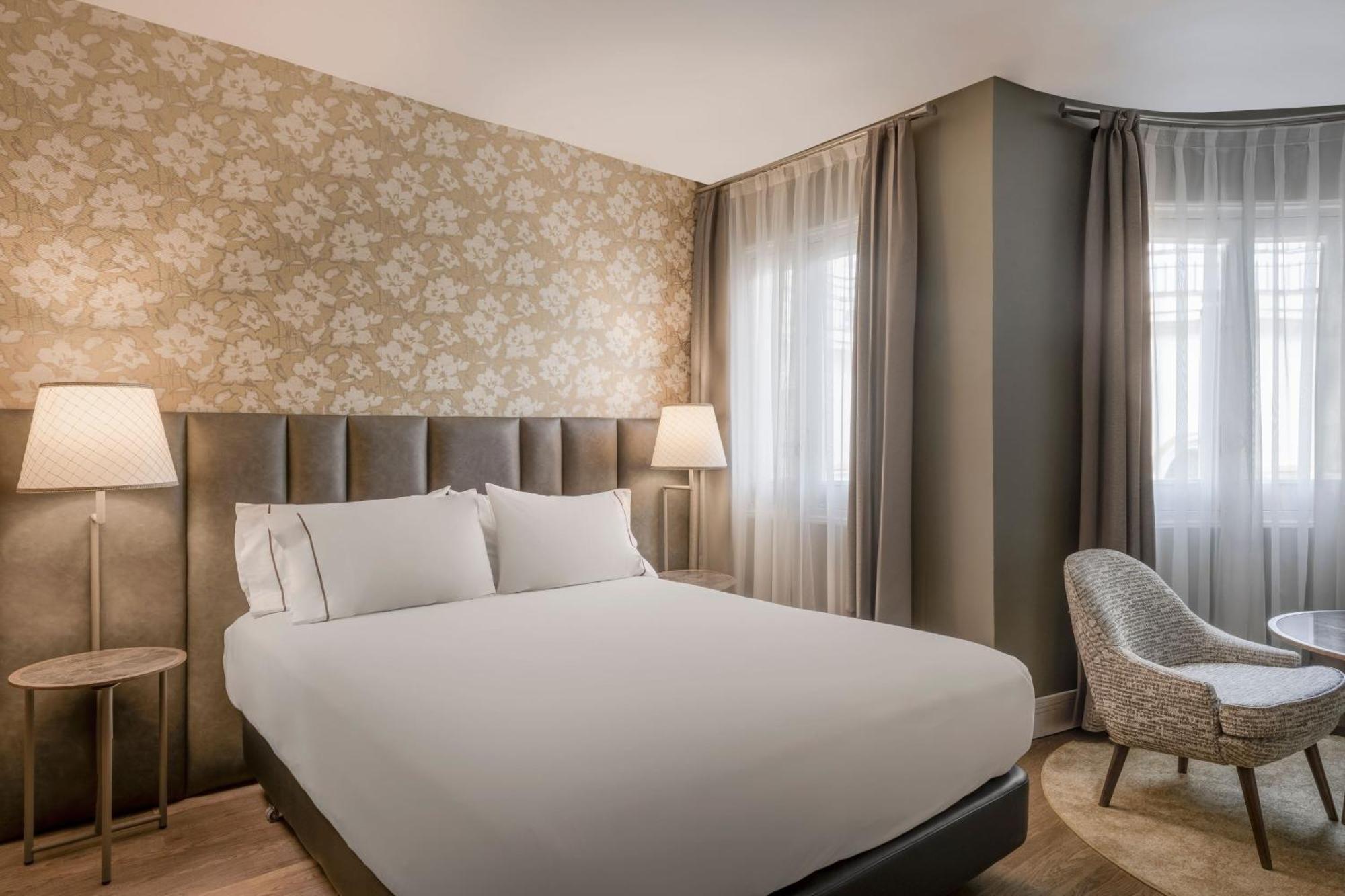 Deluxe Queen, Guest room, 1 Queen,1572628202:JPEG