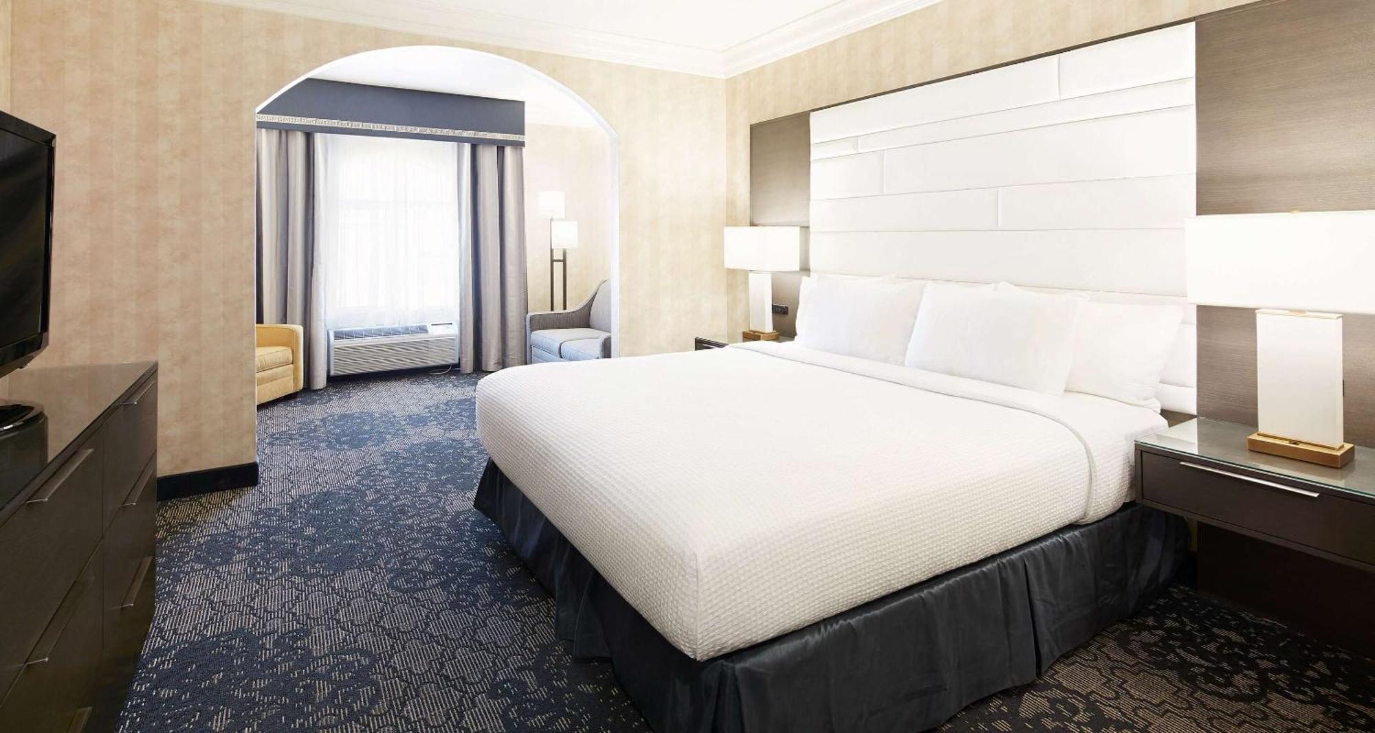 King Suite with Sofa Bed - South Tower/Non-Smoking