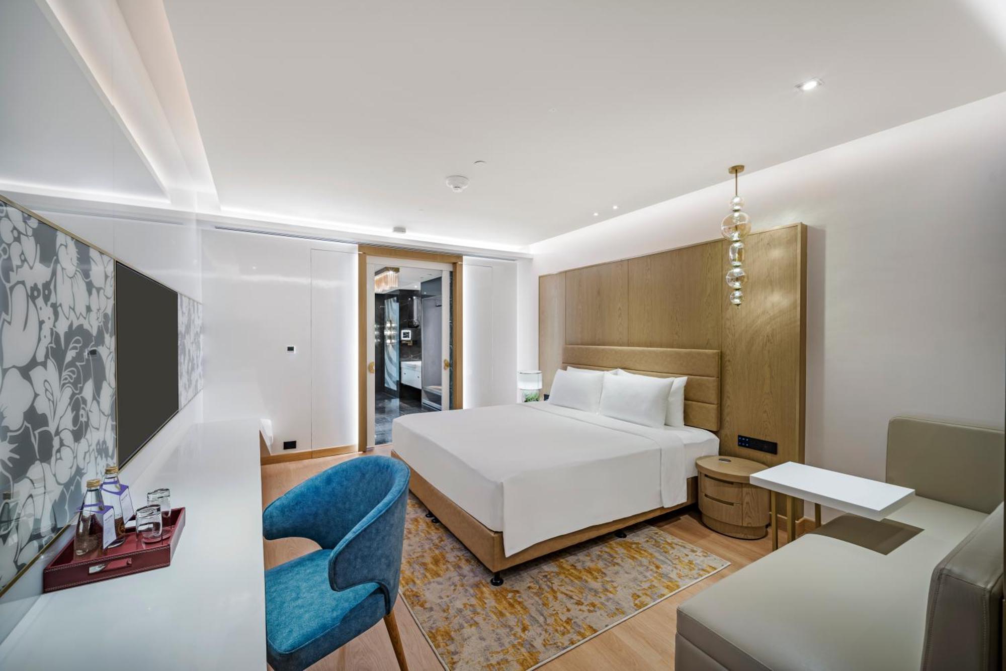 Junior Suite with Airport Transfers and Club Lounge access,1586834458:JPEG