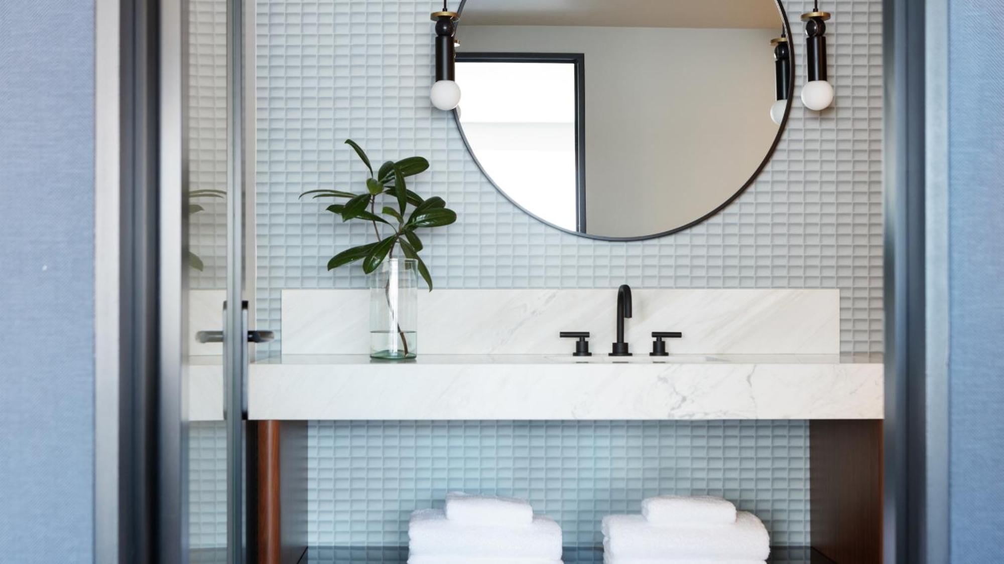 King Room with Accessible Tub - Mobility Access,1586847250:JPEG