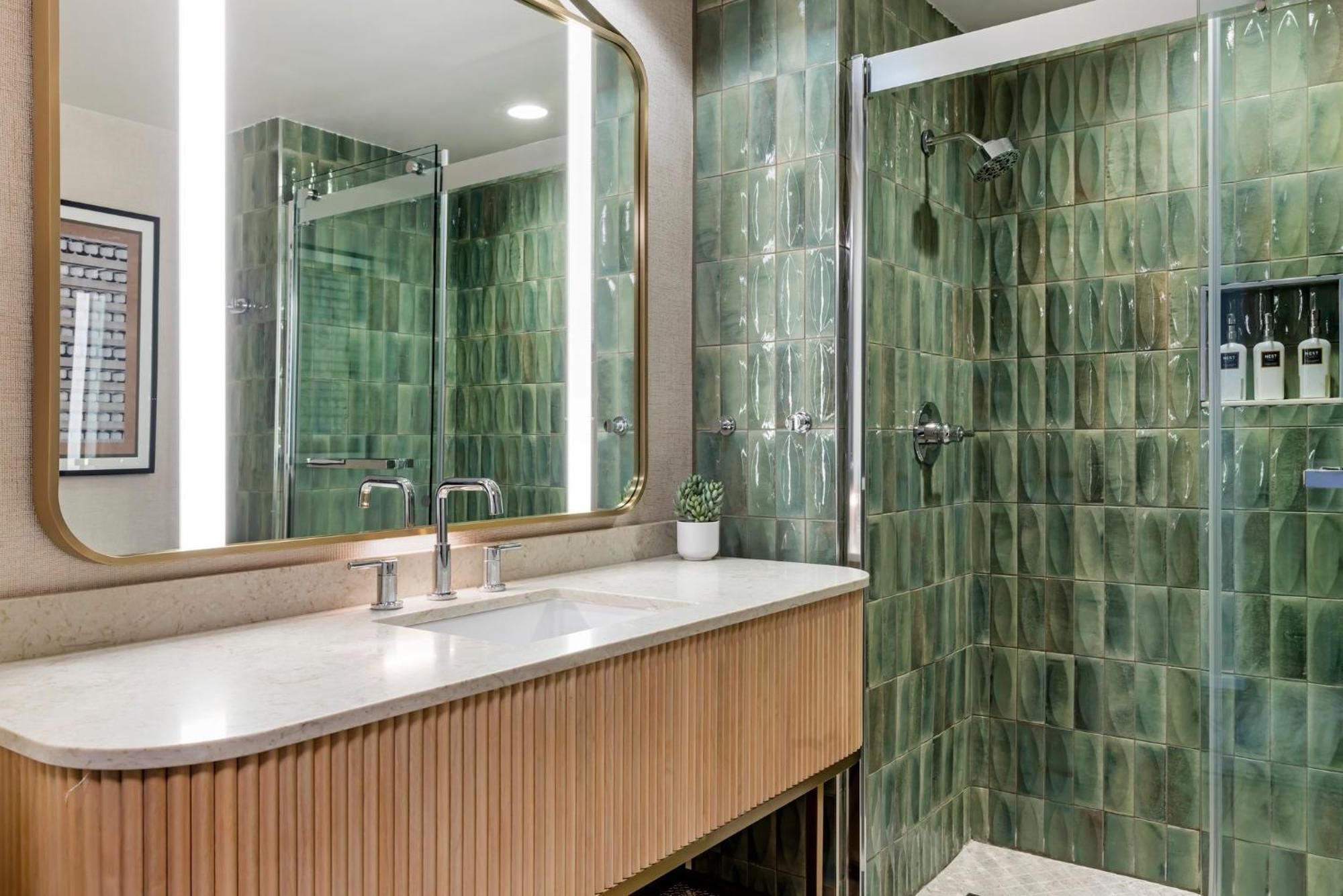 Spacious Executive Suite with King Bed - Pool View,1586853037:JPEG