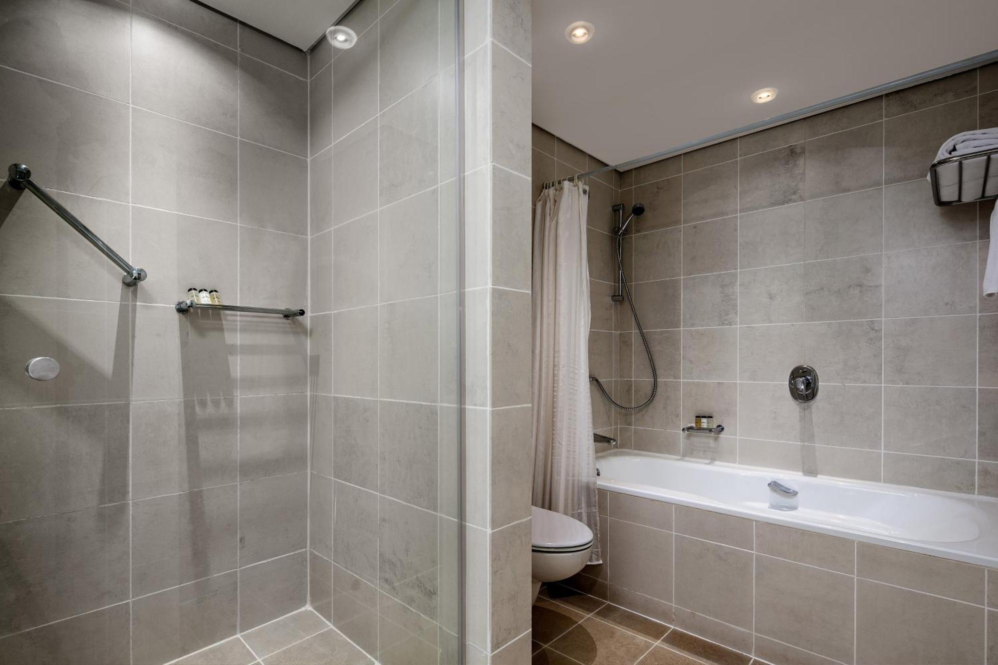One-Bedroom Junior King Suite with Balcony - Club Lounge Access