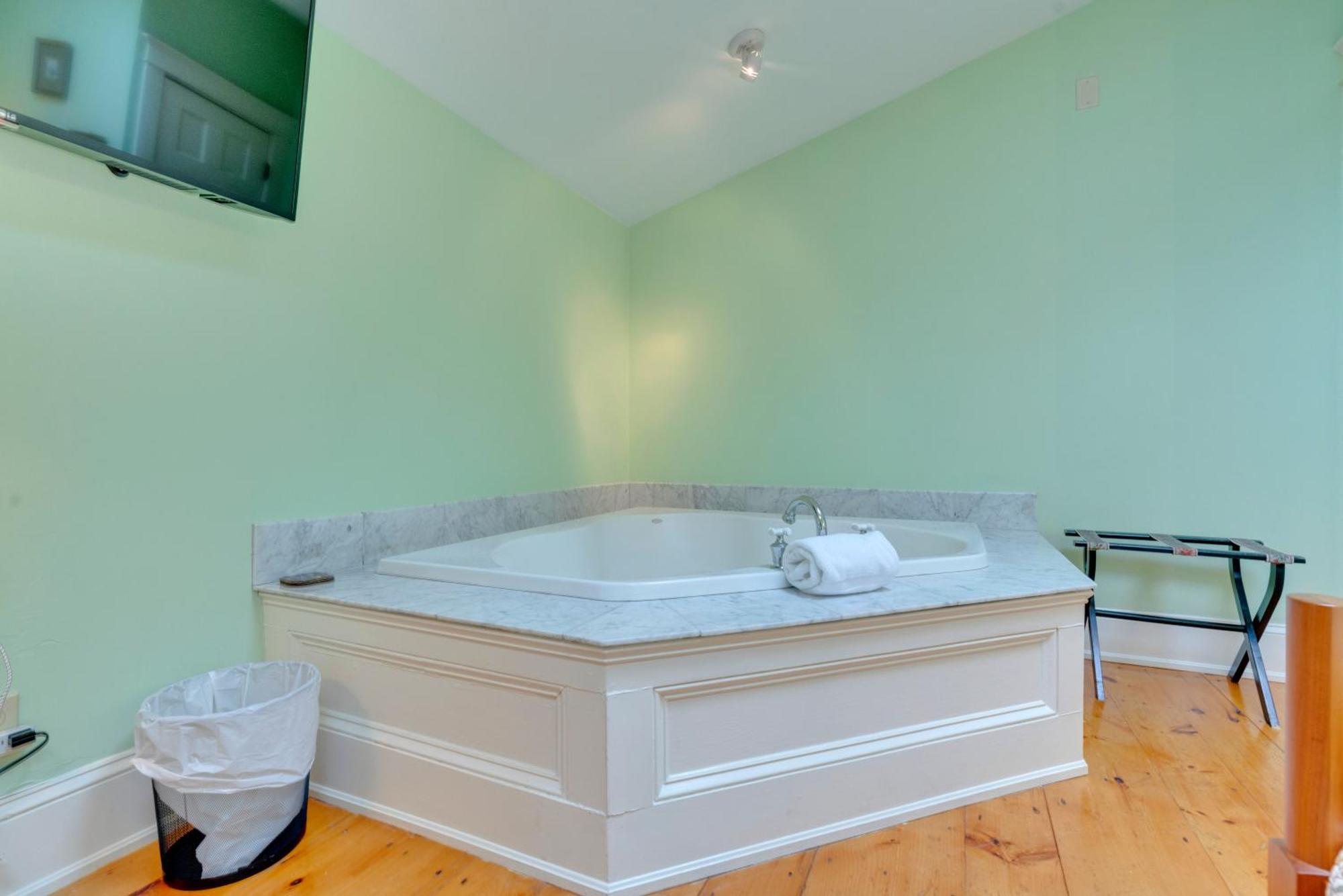 Deluxe Queen Room,1591501716:JPEG