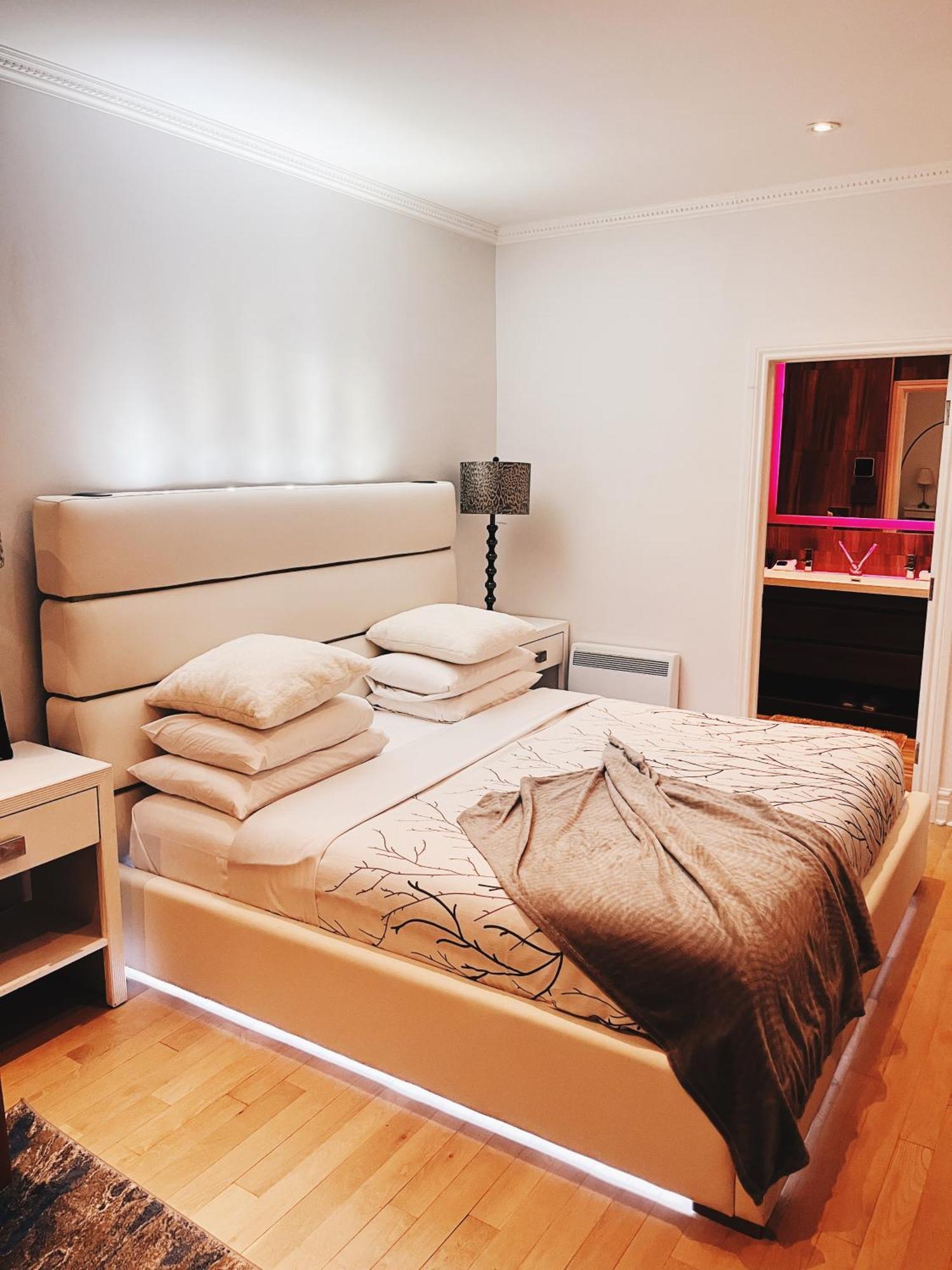 Junior Suite with One King Bed,1594668209:JPEG