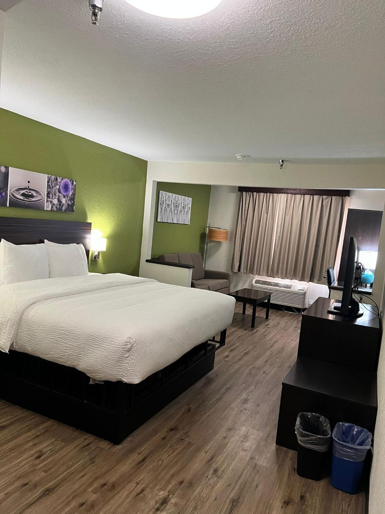 King Suite - Non Smoking,1596028650:JPEG