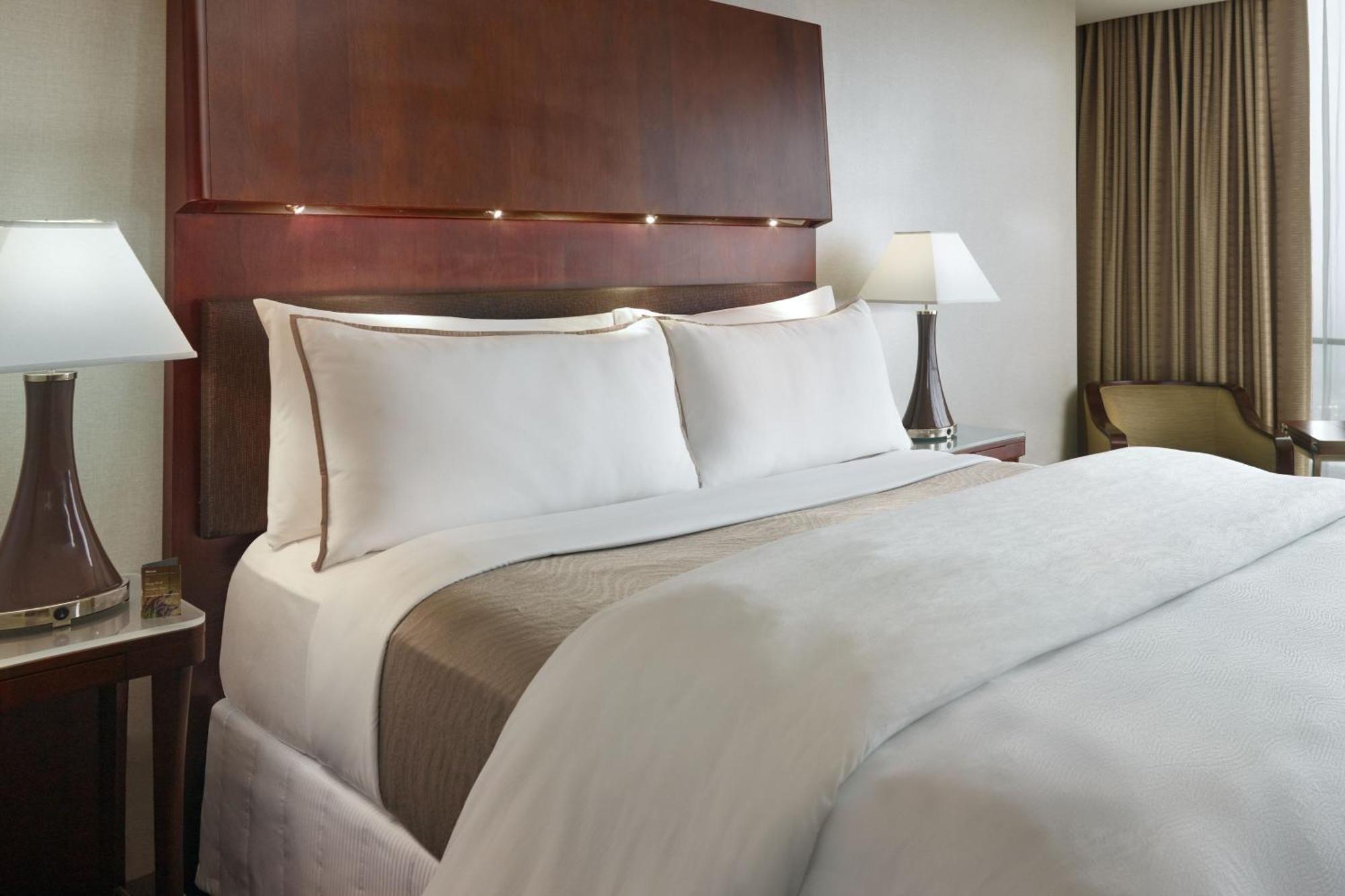 Guest room, 1 King, Limited view, Mid floor,1596865316:JPEG