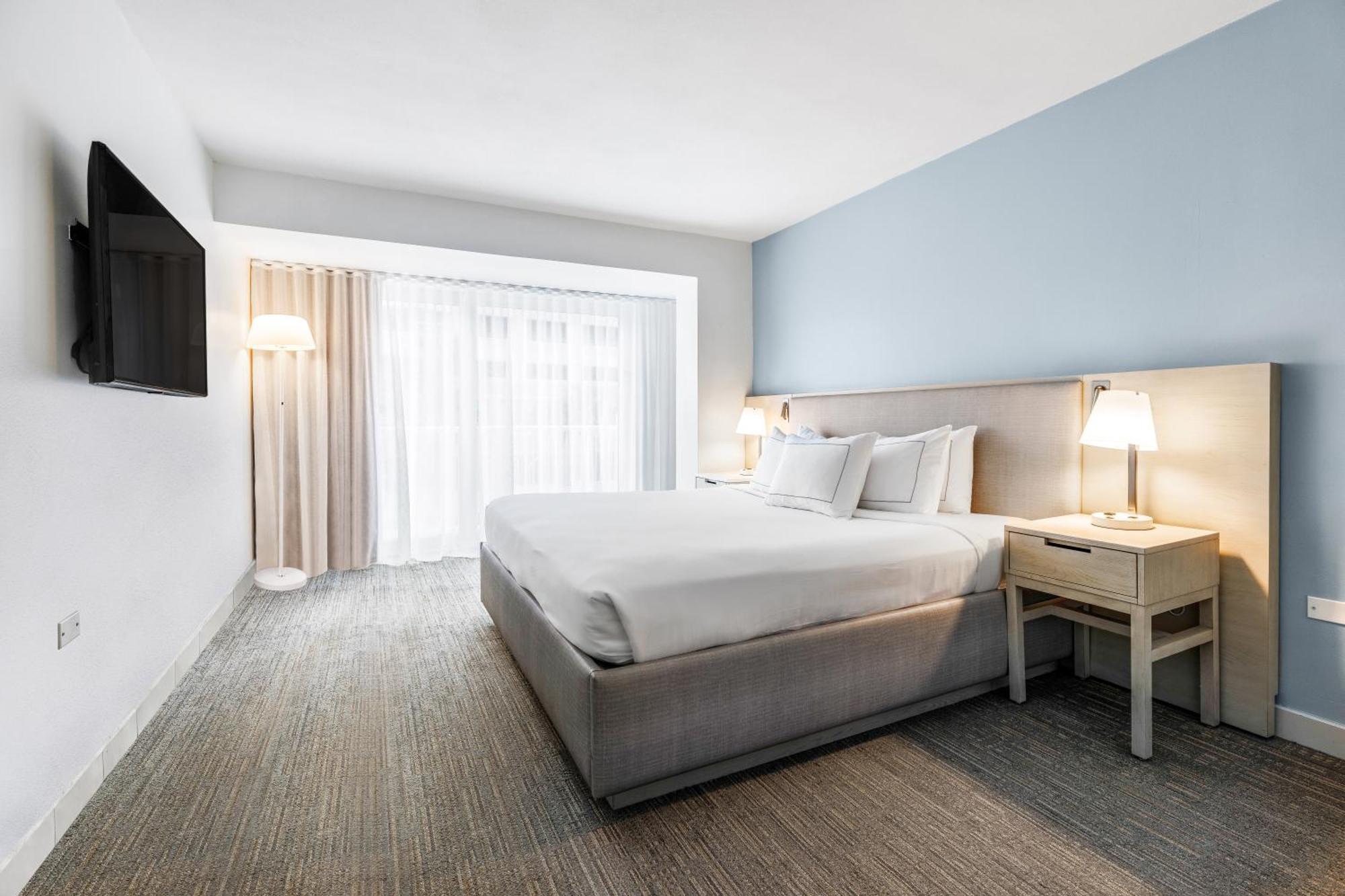 King Room with Tub - Mobility and Hearing Access,1610234542:JPEG