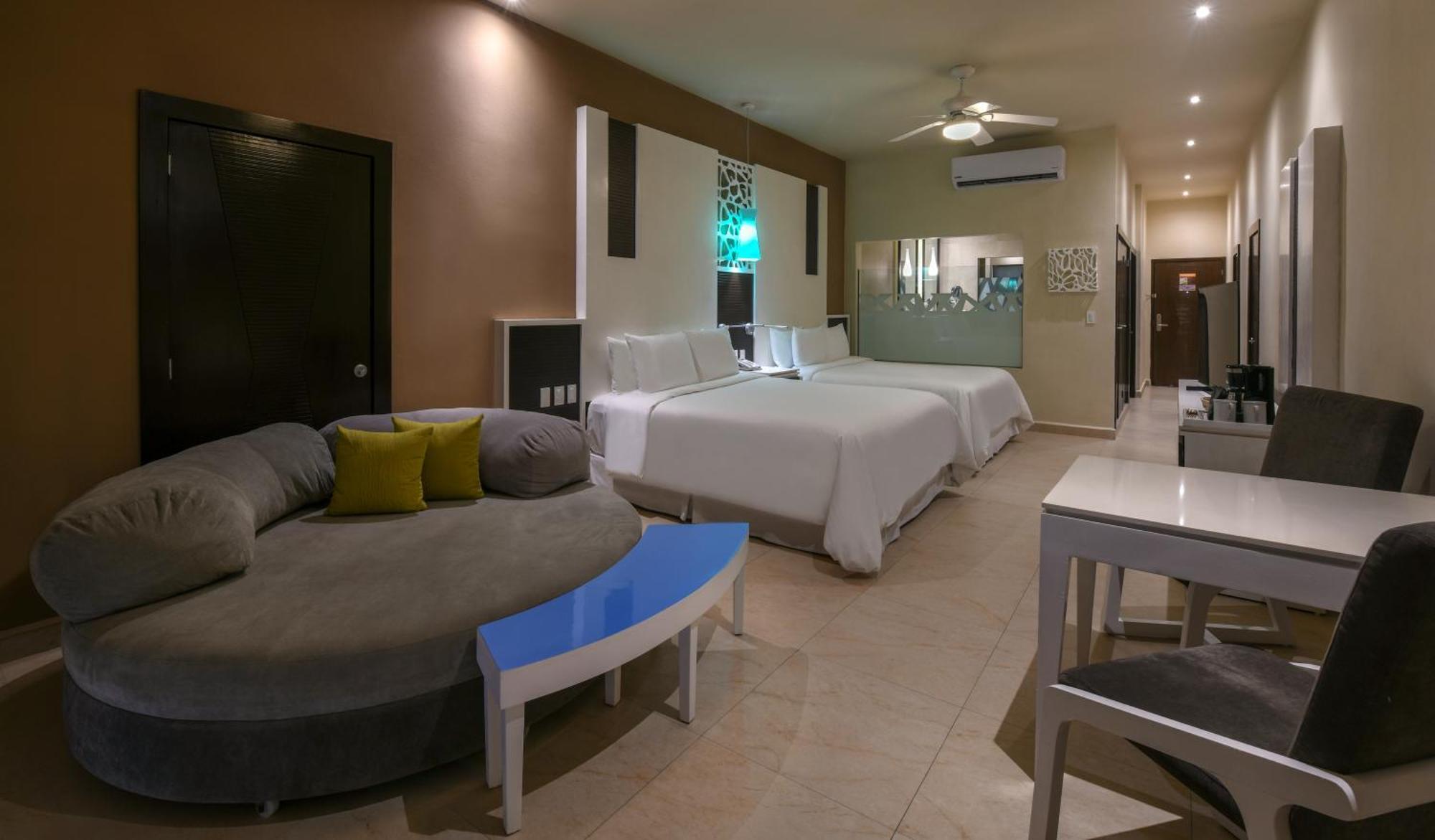 Oceanfront Swim Up Suites,1600215453:JPEG