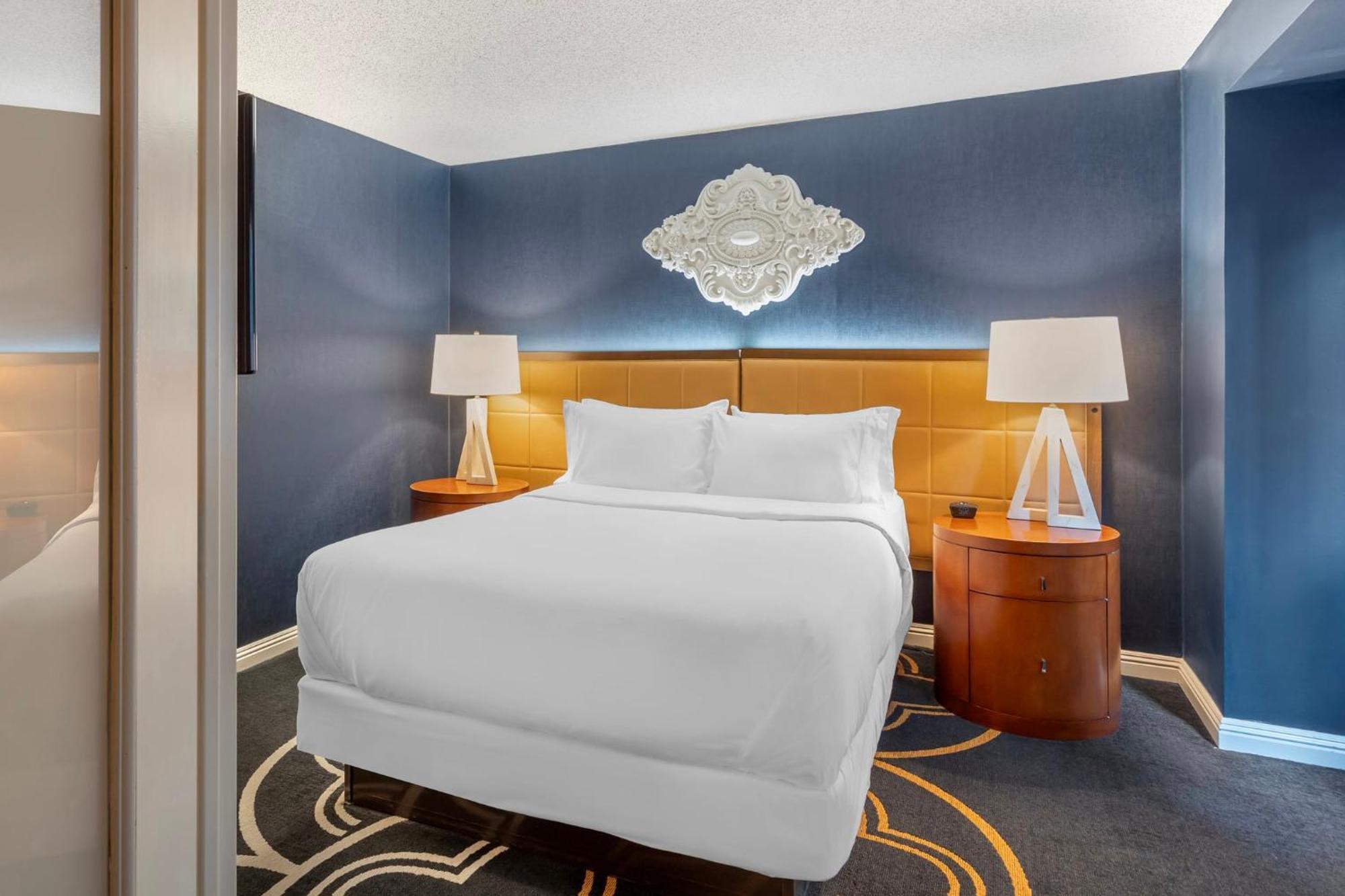 ADA Deluxe Suite Room -1 Queen Bed,1604784455:JPEG