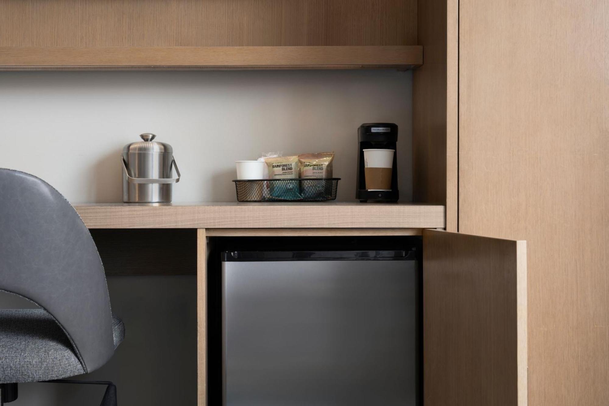 Modern King Room - Mobility Accessible with Tub,1605401015:JPEG