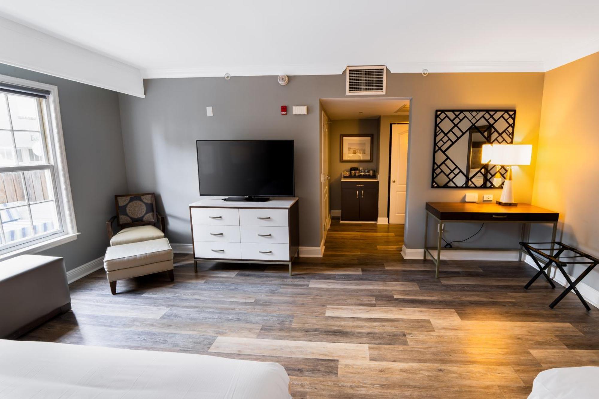 King Room with City View - Mobility Accessible