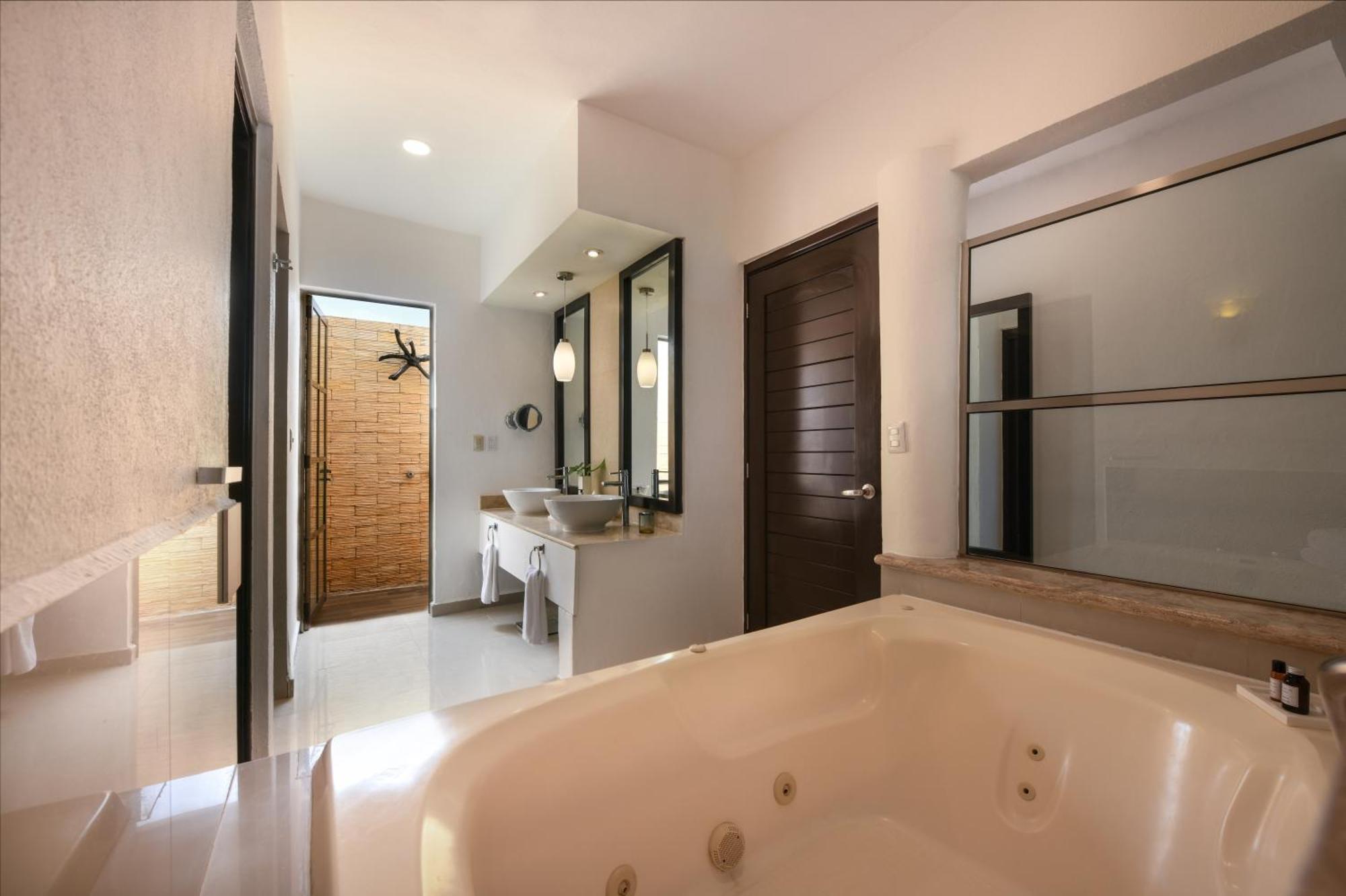 Honeymoon Suite,1614777963:JPEG