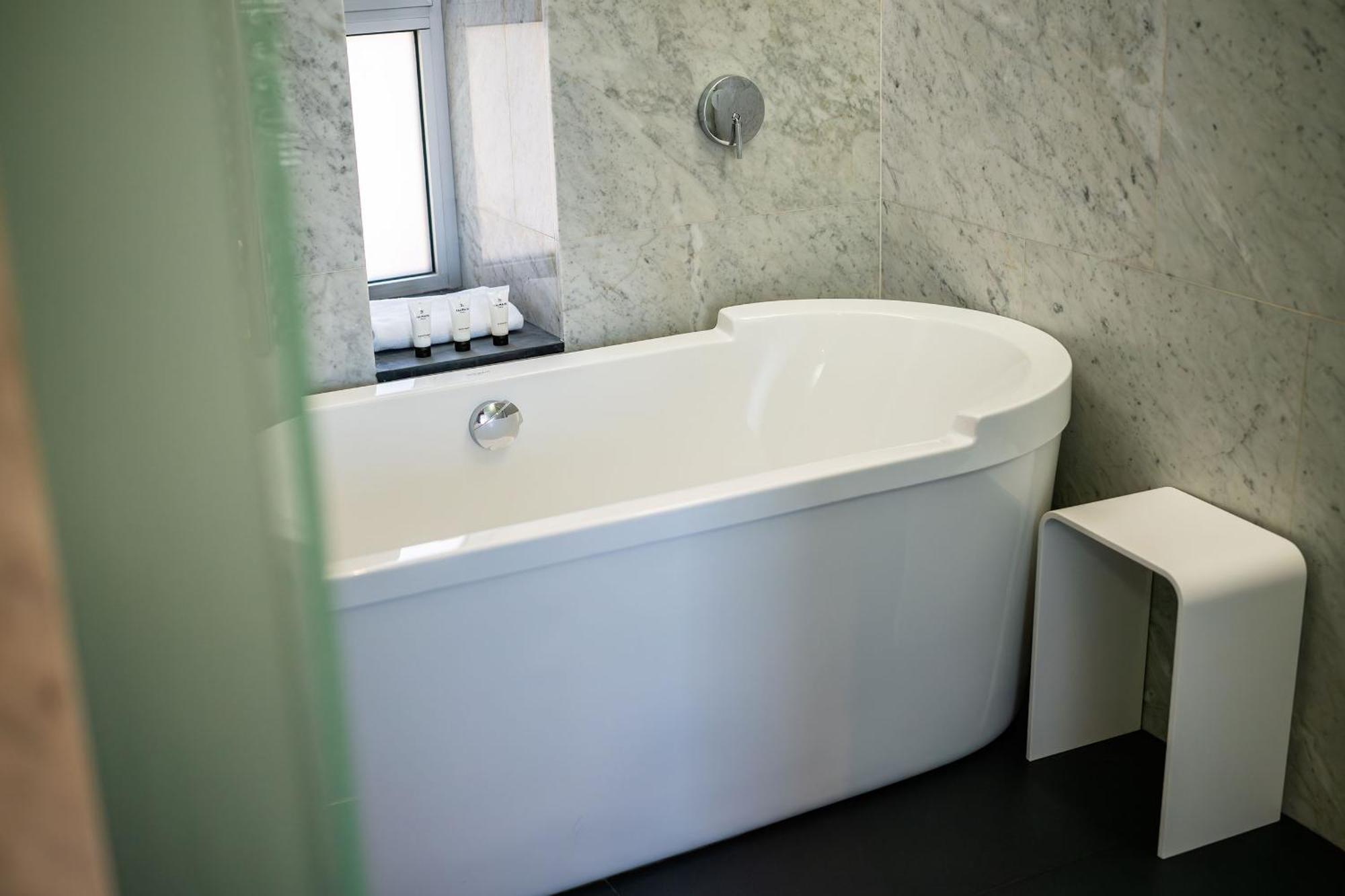 Junior Corner Suite,1615652260:JPEG