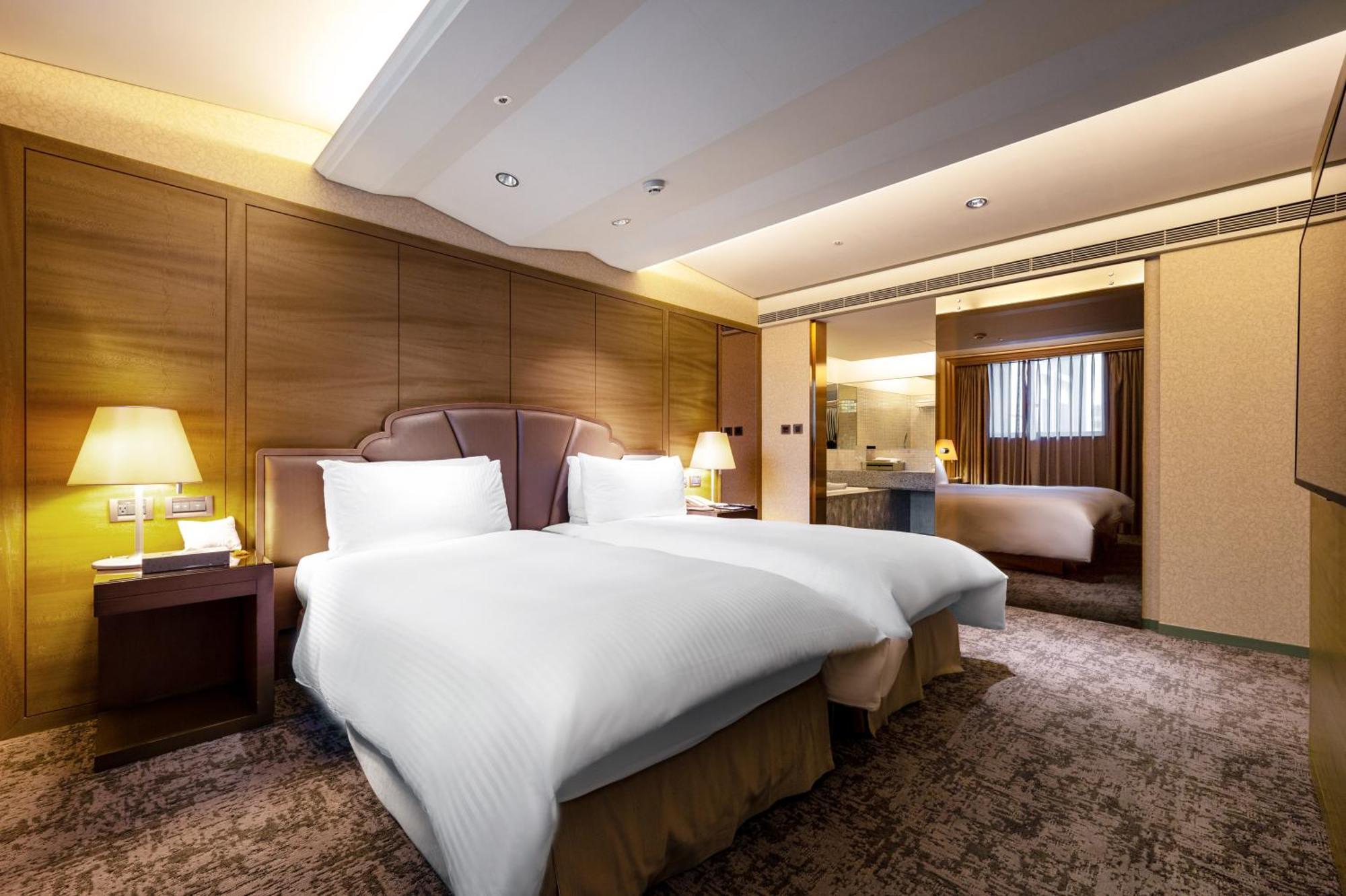 Executive Suite,1618272905:JPEG