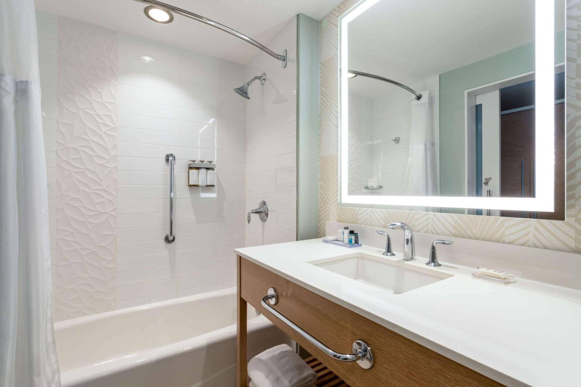 Deluxe King Room with Intracoastal View