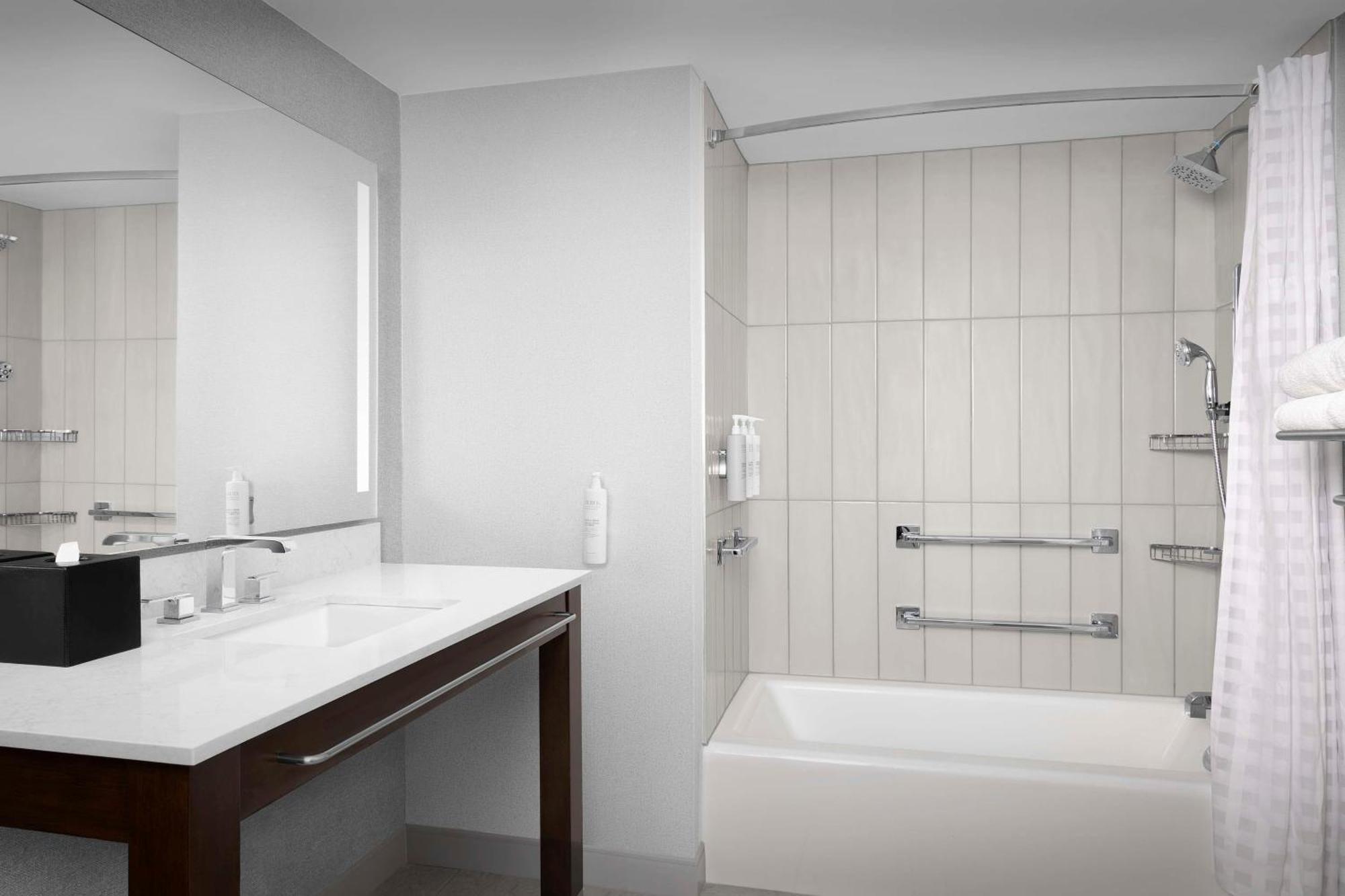 King Suite with Accessible Tub - Mobility and Hearing Access/Non-Smoking,1622027673:JPEG