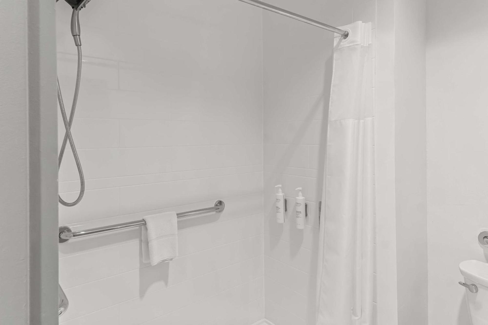 King Room with Roll-In Shower - Mobility Access/Non-Smoking