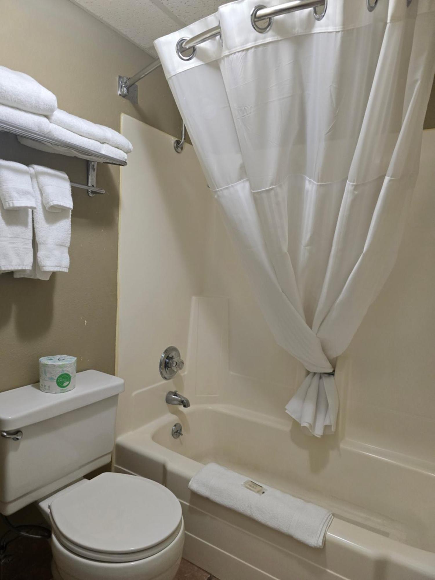 Deluxe Queen Room - Non-Smoking,1624318033:JPEG