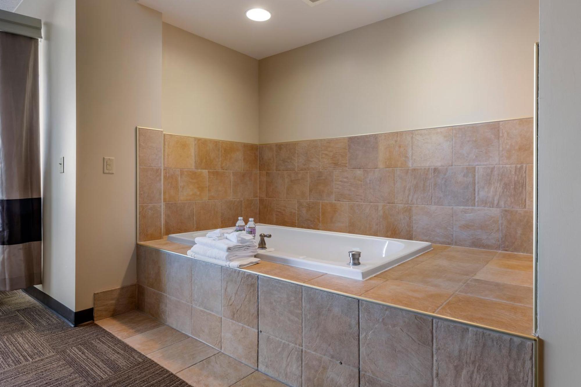Superior King Suite with Lake View - Non-Smoking